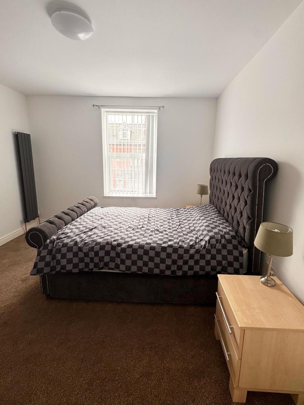 Cozy 2 Bedroom House, Sleeps 6 *