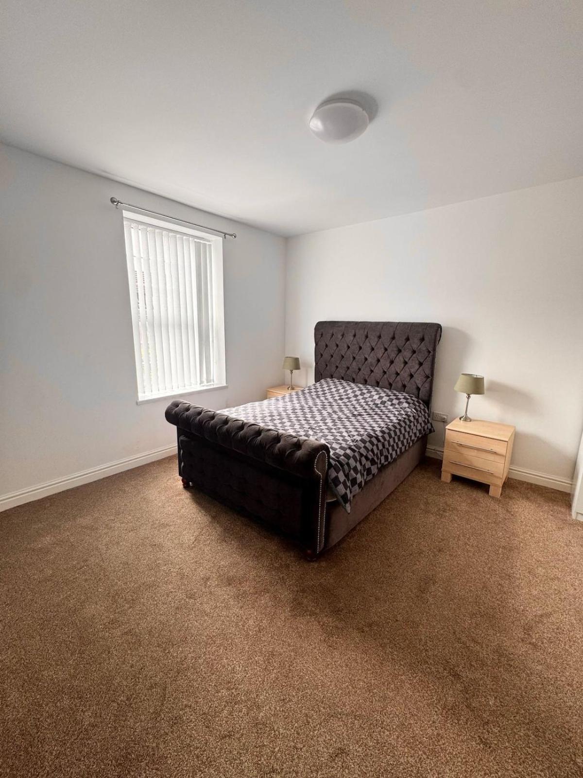 Cozy 2 Bedroom House, Sleeps 6 Apartment