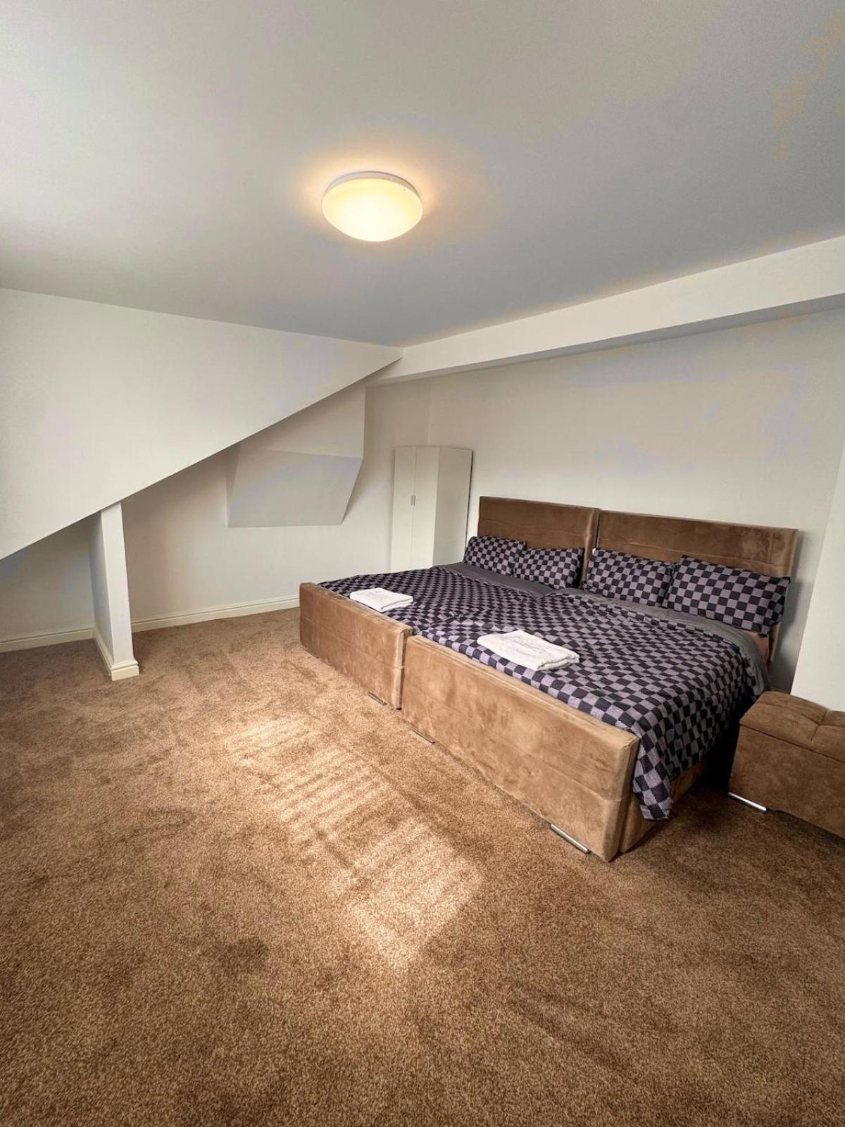 Cozy 2 Bedroom House, Sleeps 6 Apartment *