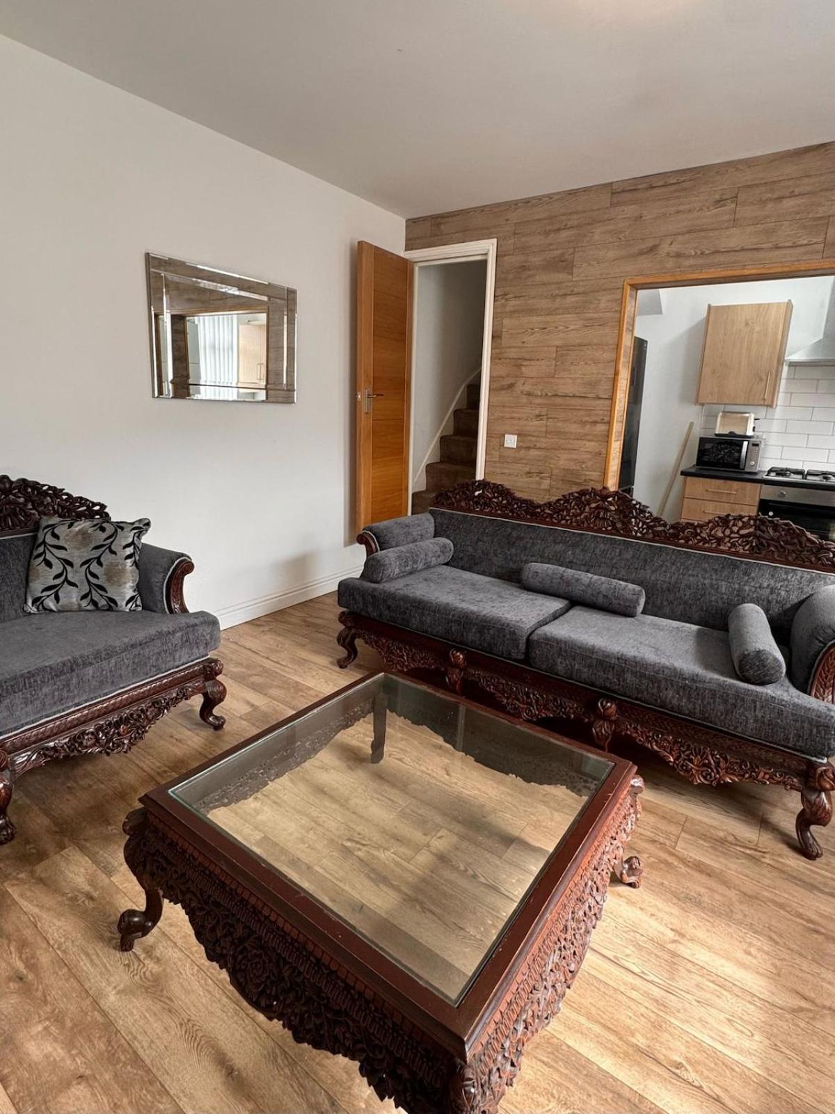 Cozy 2 Bedroom House, Sleeps 6 Leeds (West Yorkshire)