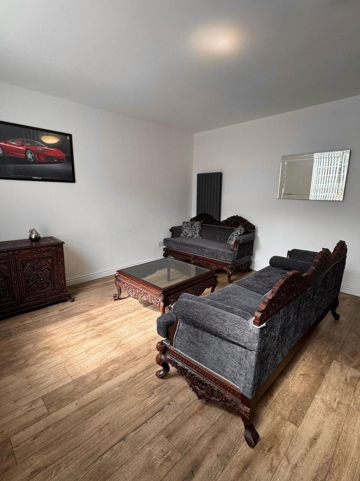Cozy 2 Bedroom House, Sleeps 6