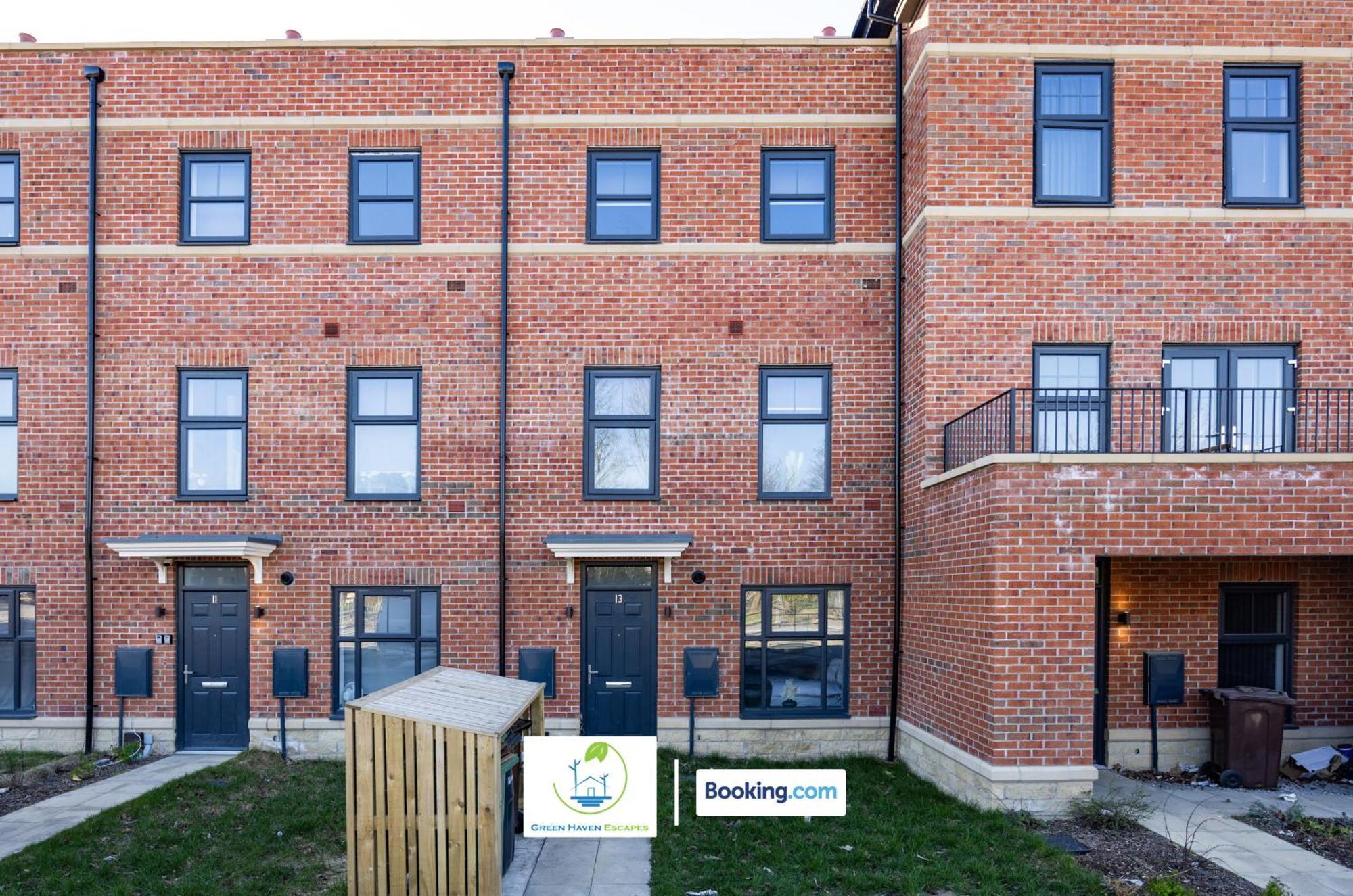 Cosy Retreat By Green Haven Escapes With Free Off-Street Parking In Seacroft Apartment Leeds (West Yorkshire)
