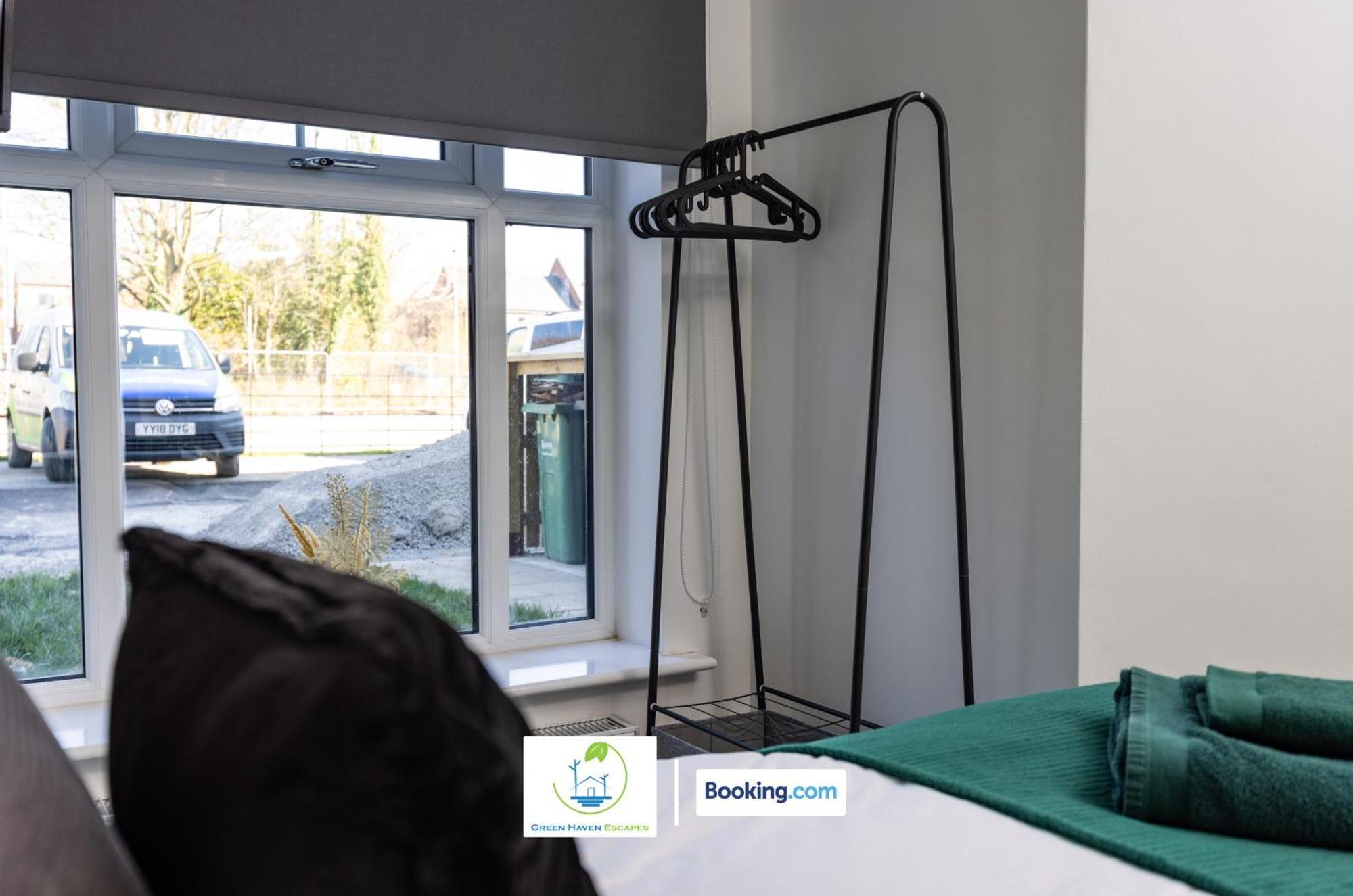 Cosy Retreat By Green Haven Escapes With Free Off-Street Parking In Seacroft * Leeds (West Yorkshire)