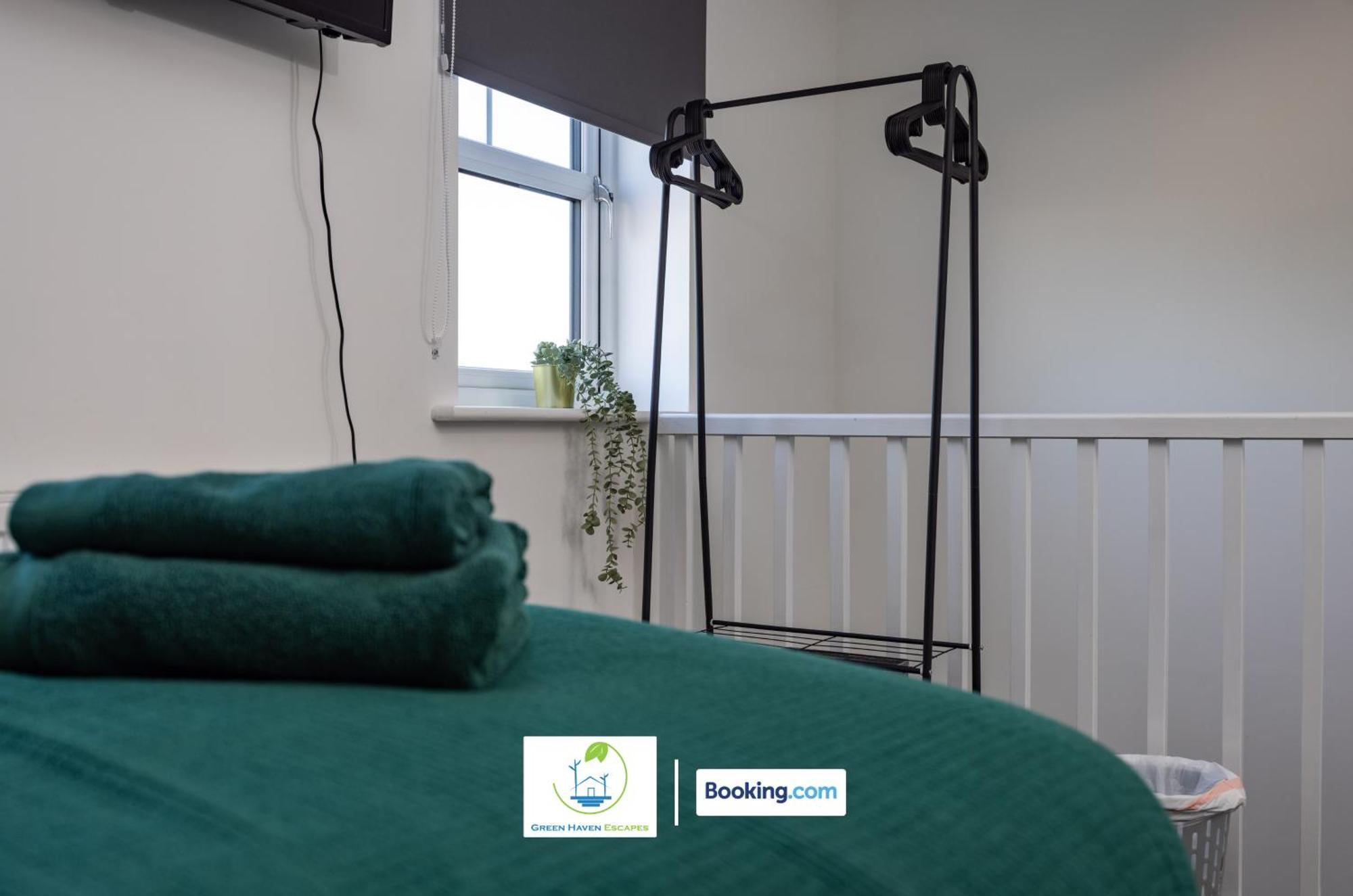 Cosy Retreat By Green Haven Escapes With Free Off-Street Parking In Seacroft * Leeds (West Yorkshire)