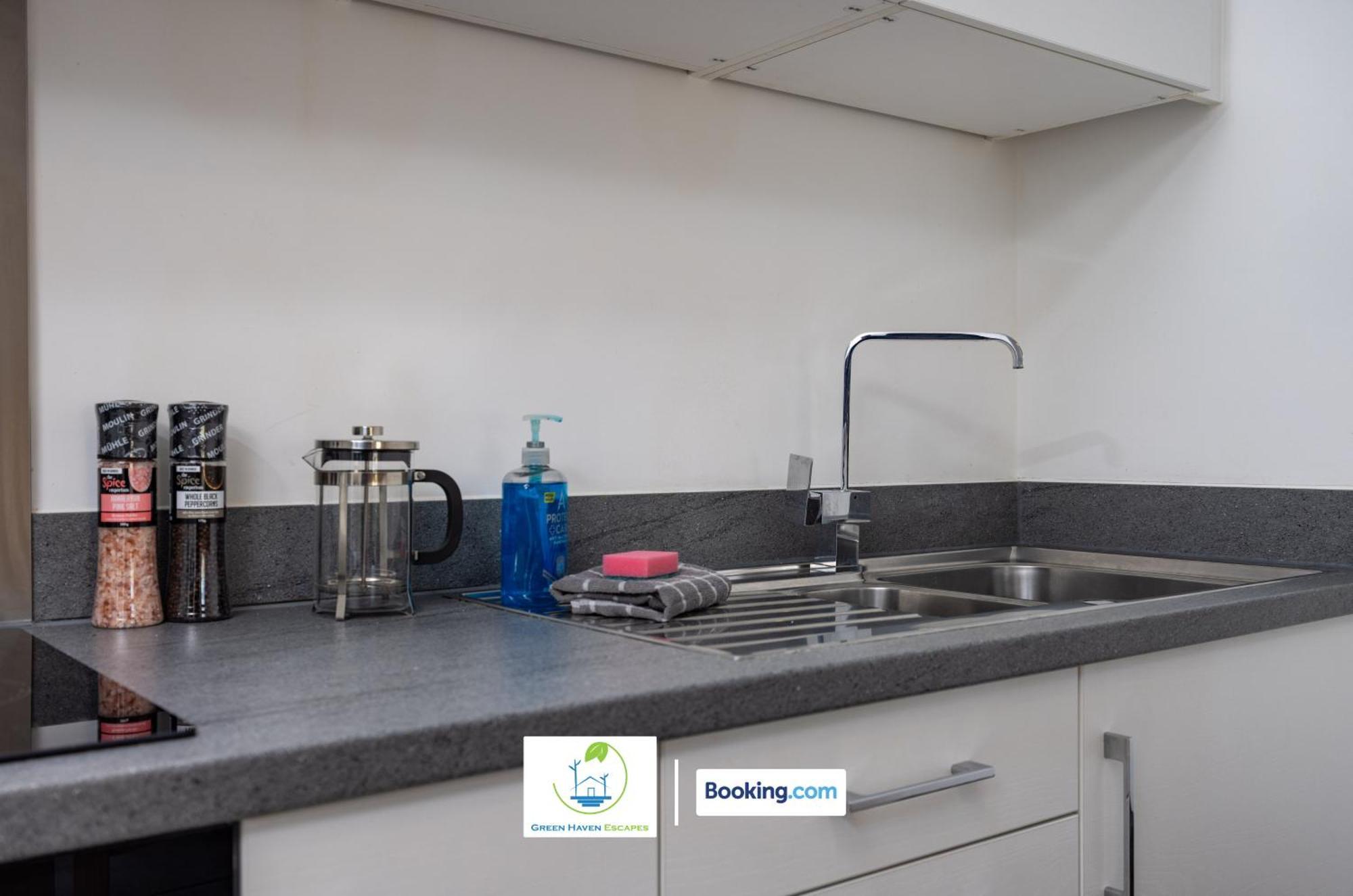 Cosy Retreat By Green Haven Escapes With Free Off-Street Parking In Seacroft Apartment Leeds (West Yorkshire)