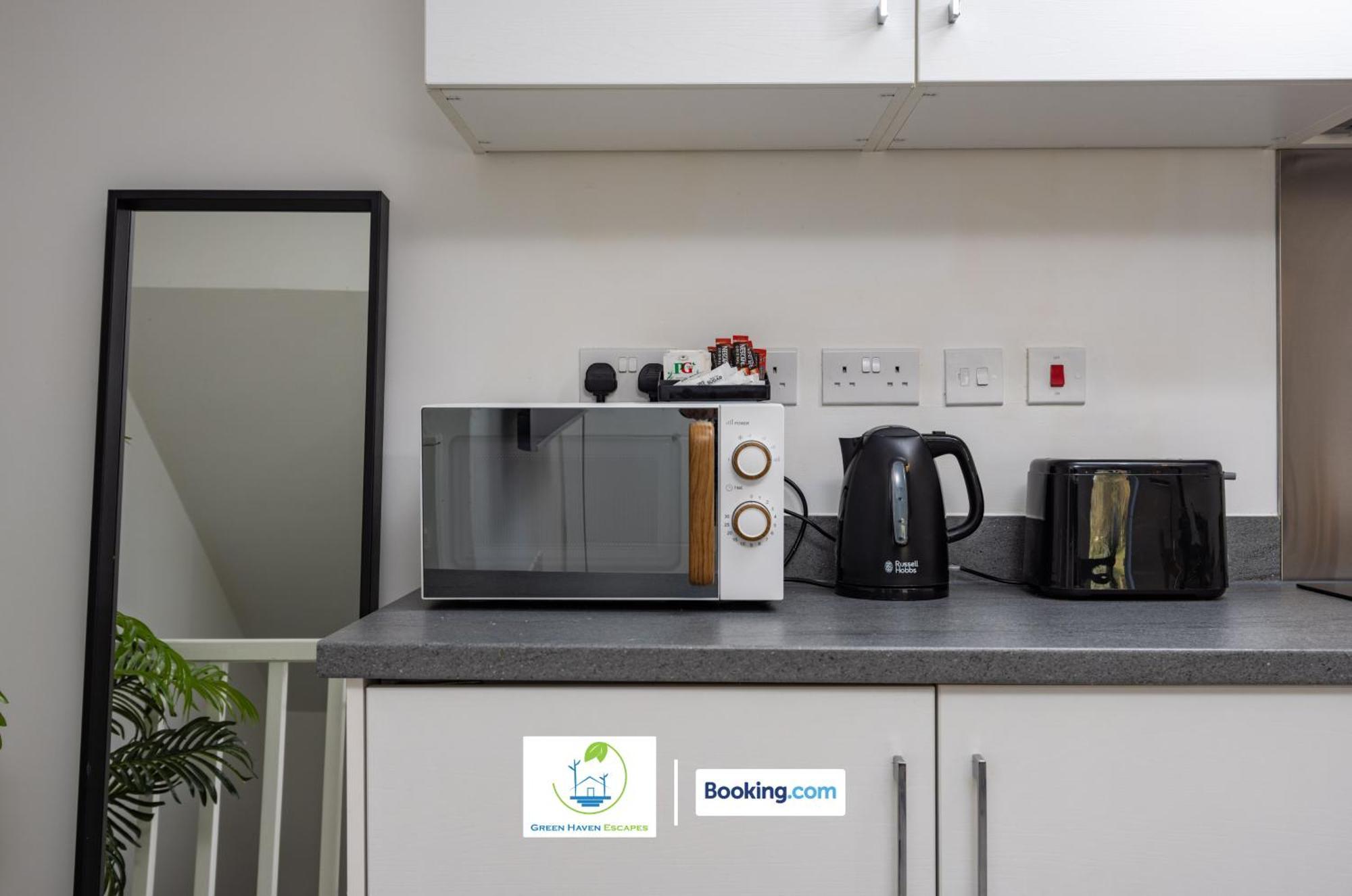 Cosy Retreat By Green Haven Escapes With Free Off-Street Parking In Seacroft Apartment