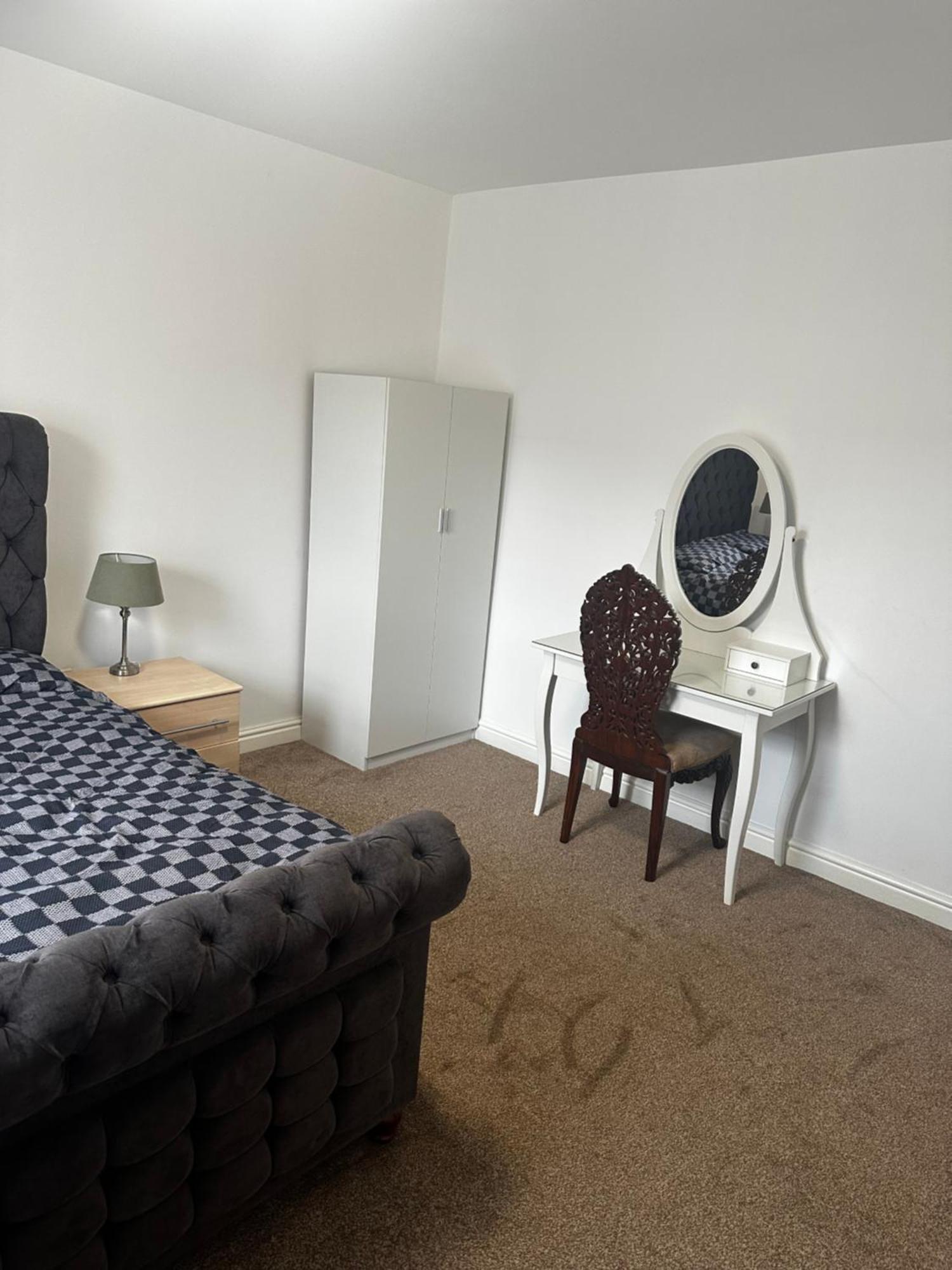 Apartment Cozy 2 Bedroom House, Sleeps 6 *