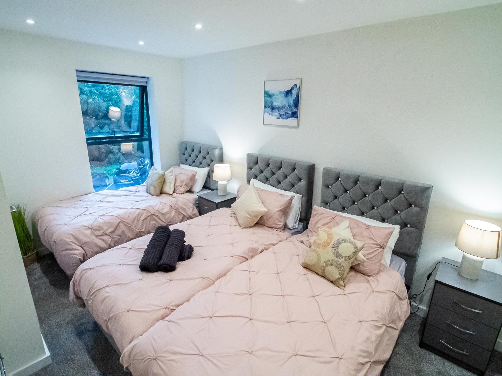 Bv Luxury 3 Bedroom Townhouse At Bed Cliff Oaks Apartment Leeds (West Yorkshire)