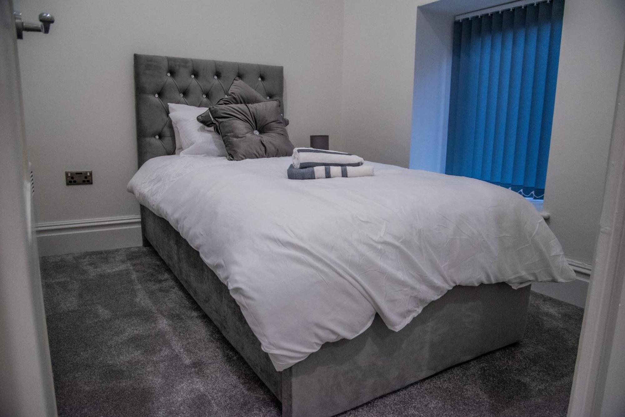 Bv Luxury 3 Bedroom Townhouse At Bed Cliff Oaks * Leeds (West Yorkshire)