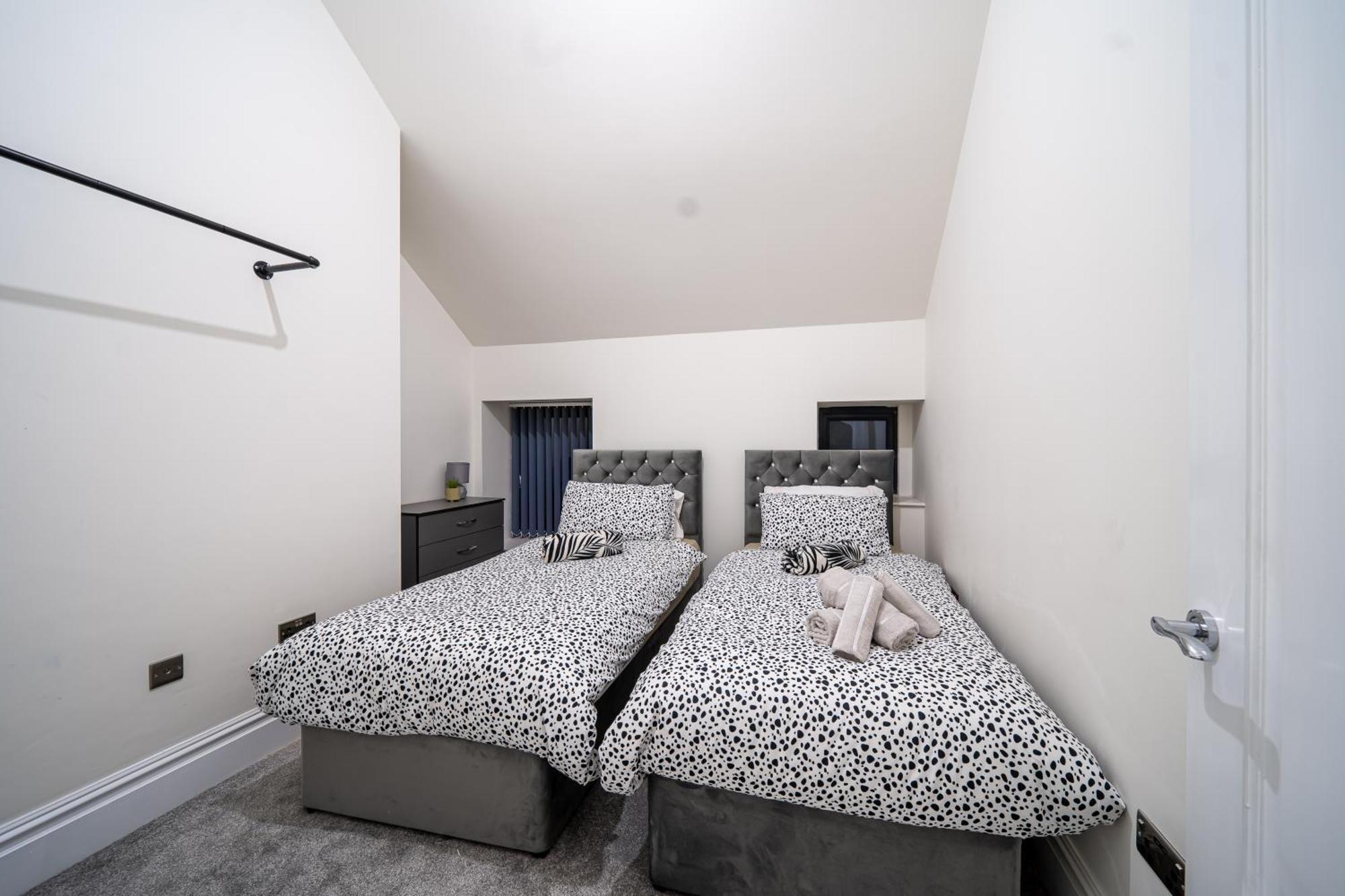 Apartment Bv Luxury 3 Bedroom Townhouse At Bed Cliff Oaks Leeds (West Yorkshire)
