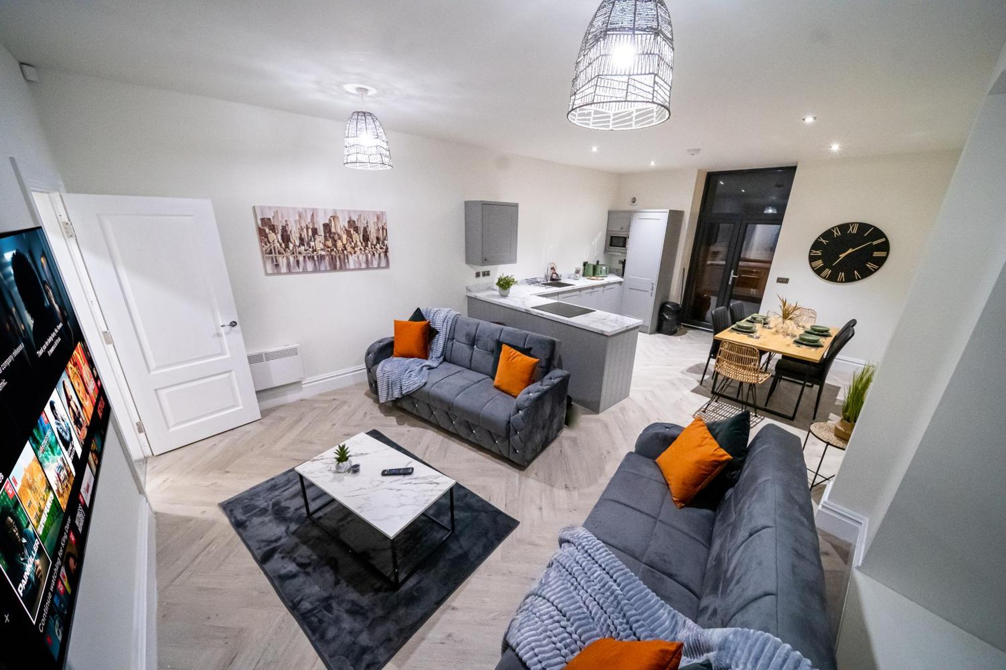 Bv Luxury 3 Bedroom Townhouse At Bed Cliff Oaks * Leeds (West Yorkshire)