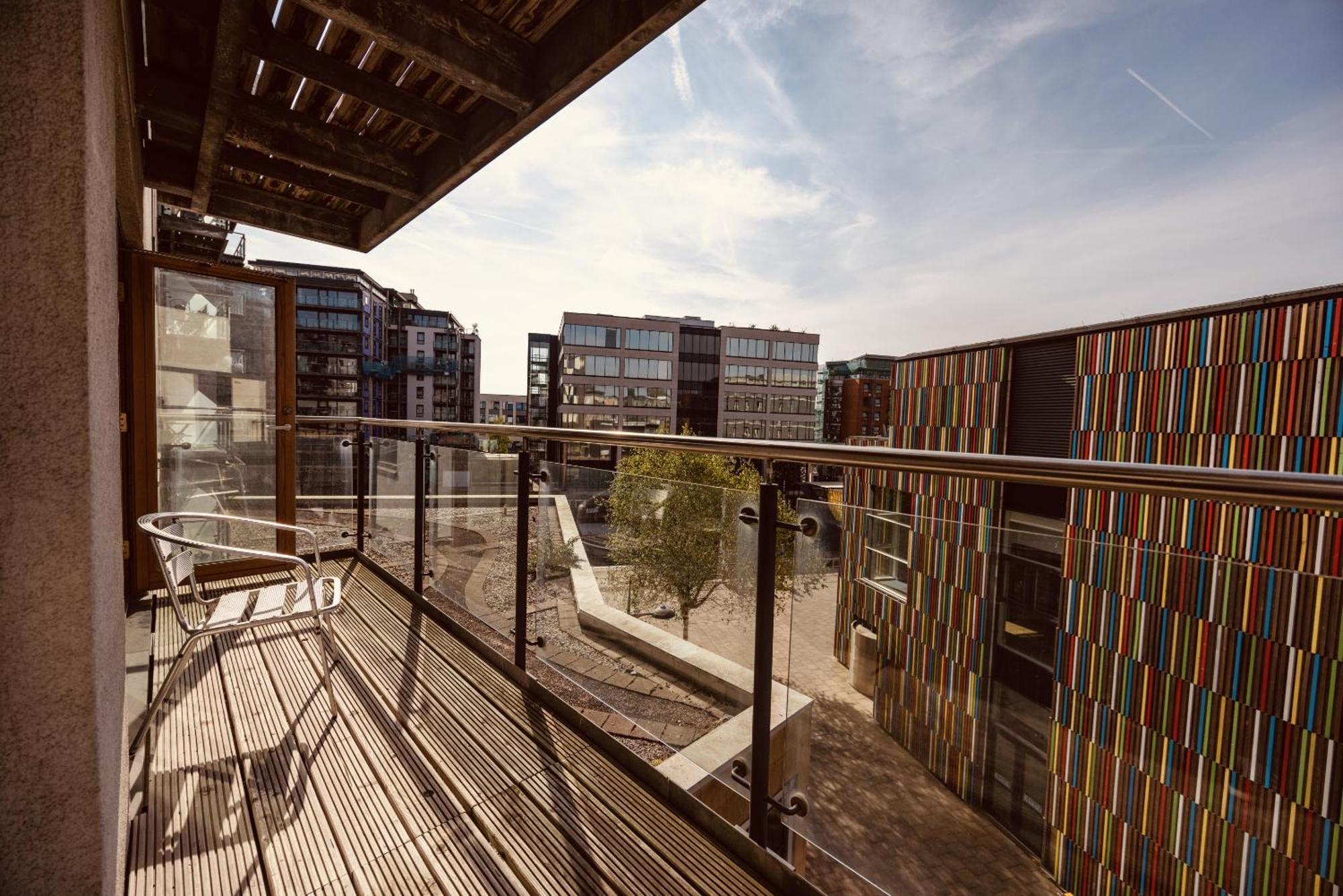 Dock Apt, Free Secure Parking! 2 Bed Leeds (West Yorkshire)
