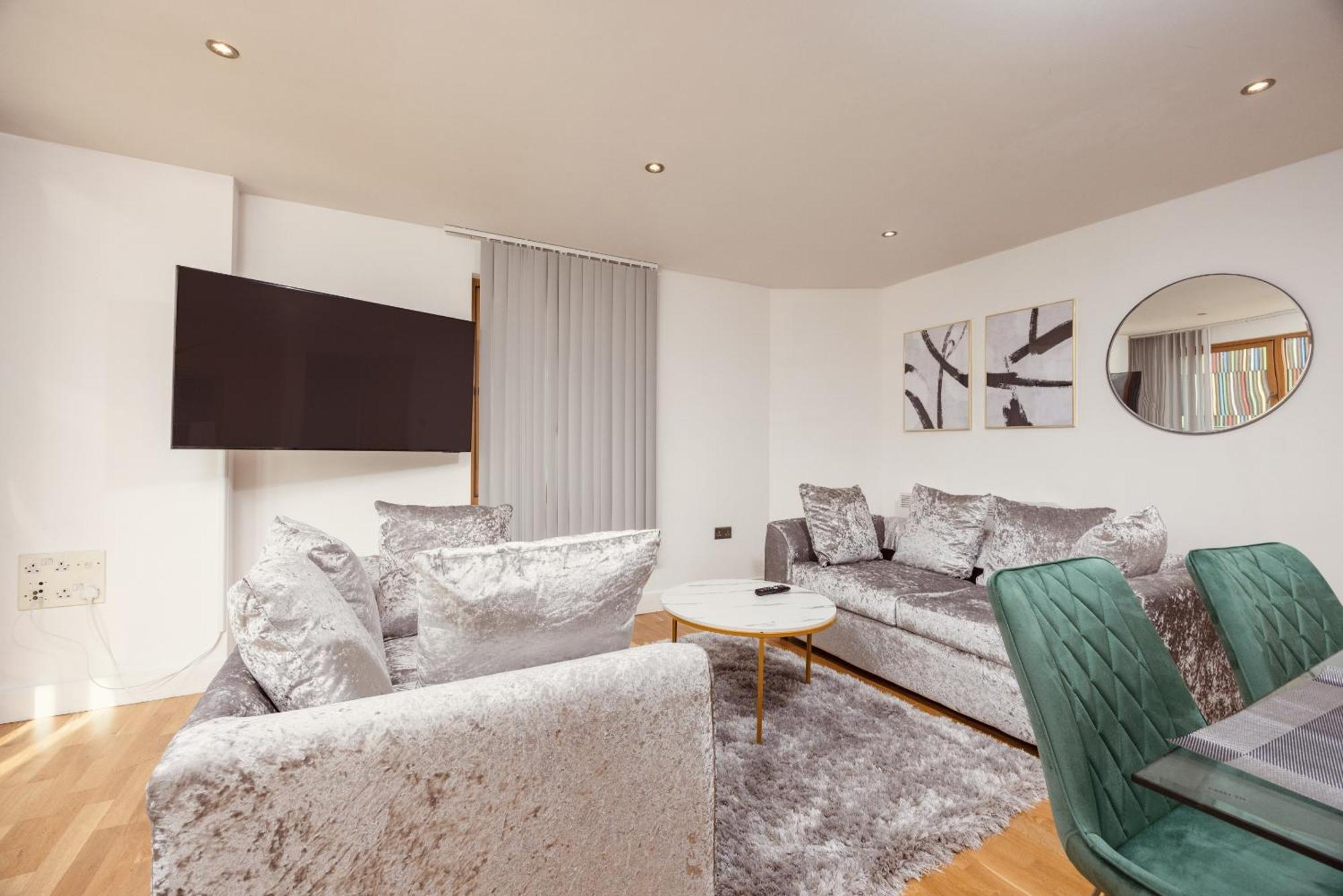 Dock Apt, Free Secure Parking! 2 Bed Apartment *