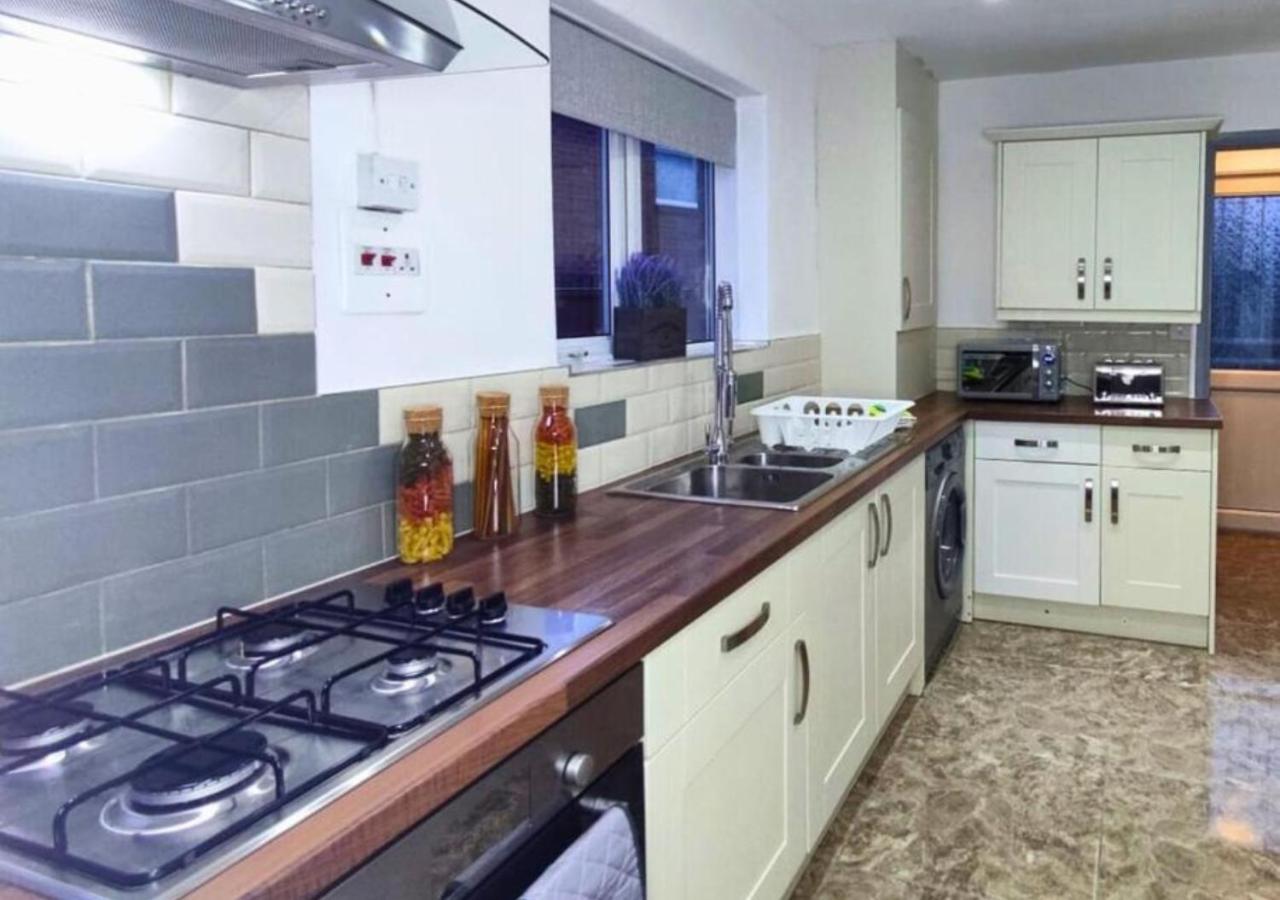Comfortable 3 Bedrooms House - Ideal For Family And Contractors - Free Wifi And Parking For 2 Cars