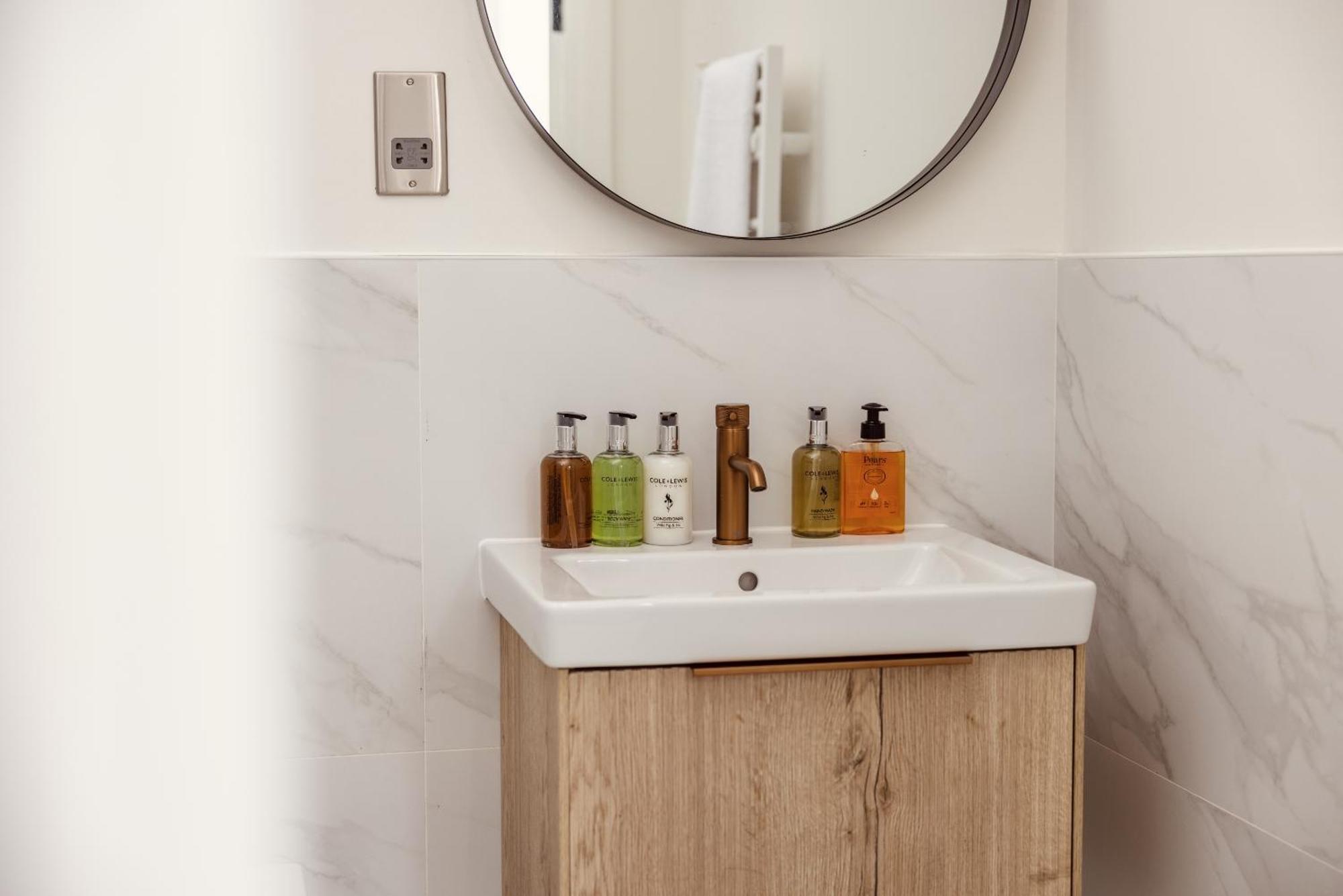 Apartment Ultra-modern Luxury 1br In Ls1 Free Secure Parking!