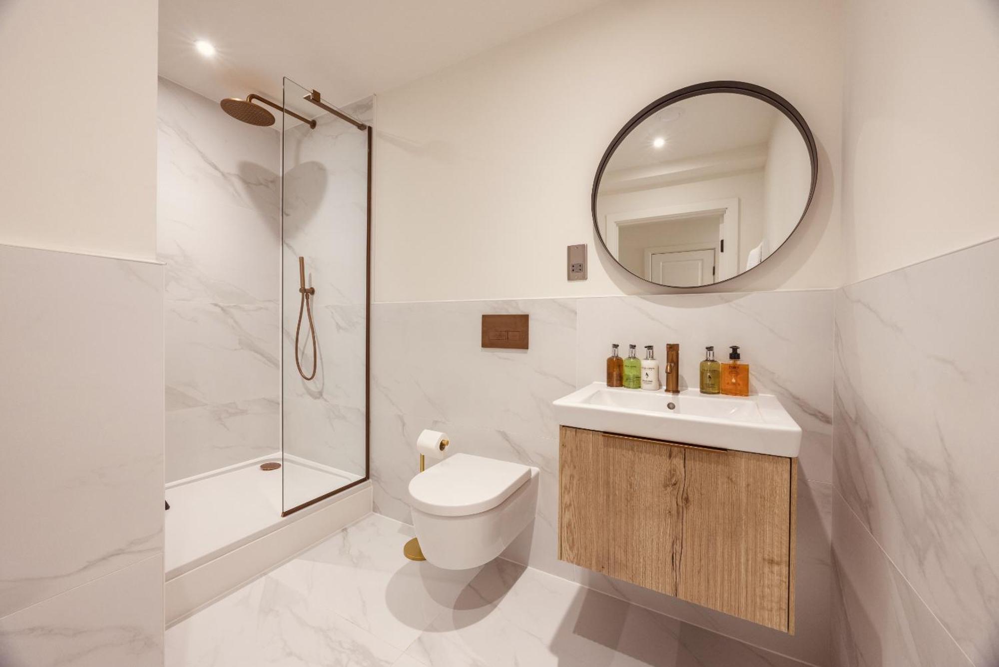 Apartment Ultra-modern Luxury 1br In Ls1 Free Secure Parking!