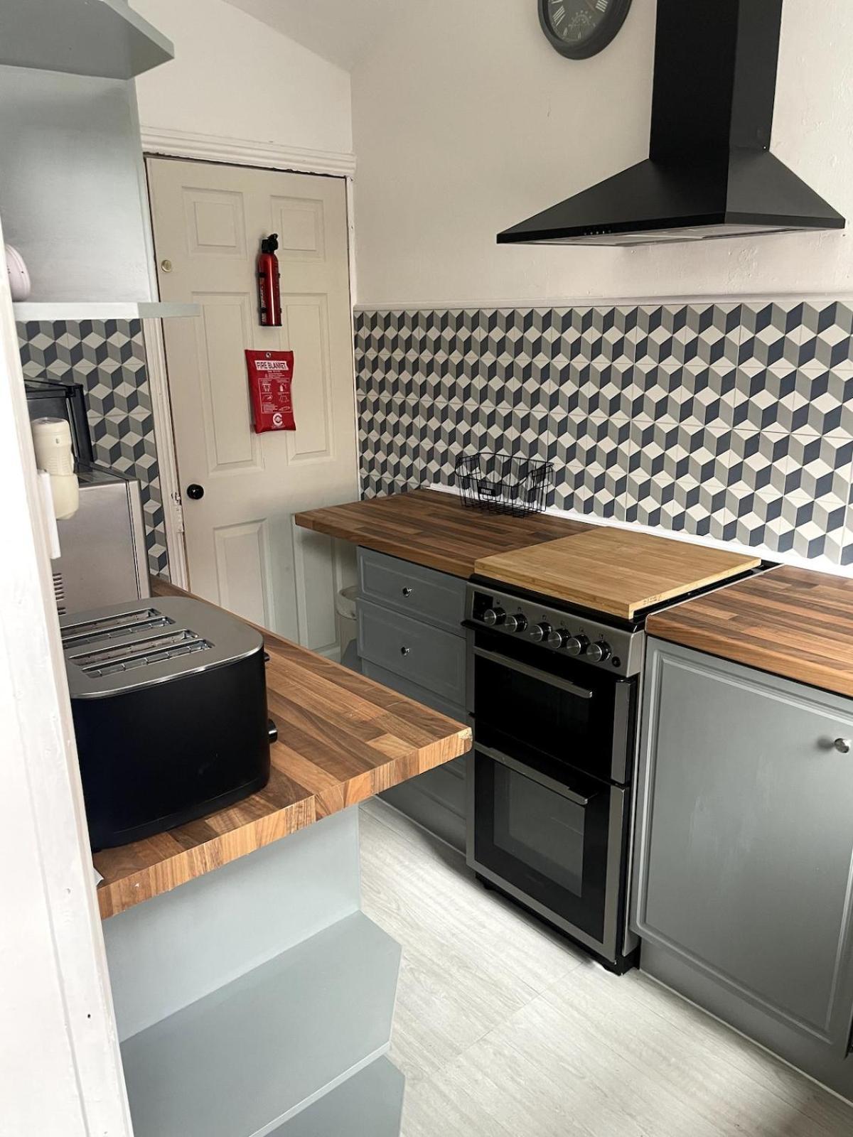 Bright And Cosy 2 Bed House With Free Parking Near The Centre Holiday home Leeds (West Yorkshire)