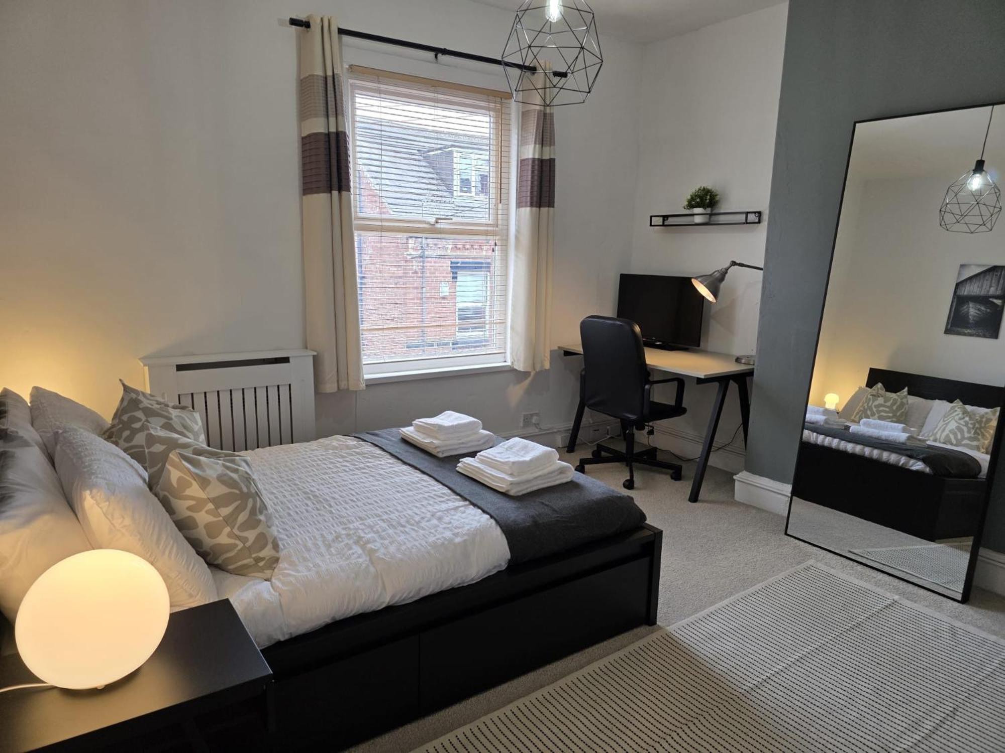 Bright And Cosy 2 Bed House With Free Parking Near The Centre Holiday home Leeds (West Yorkshire)