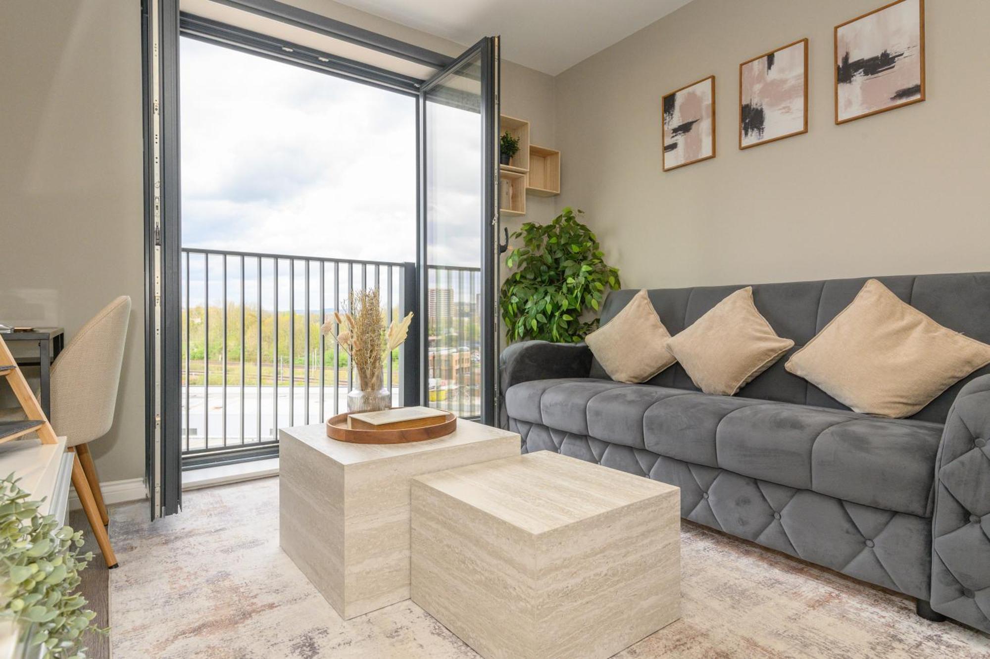 Springwell - Centre - Balcony & Pool Table - 3 Bed *