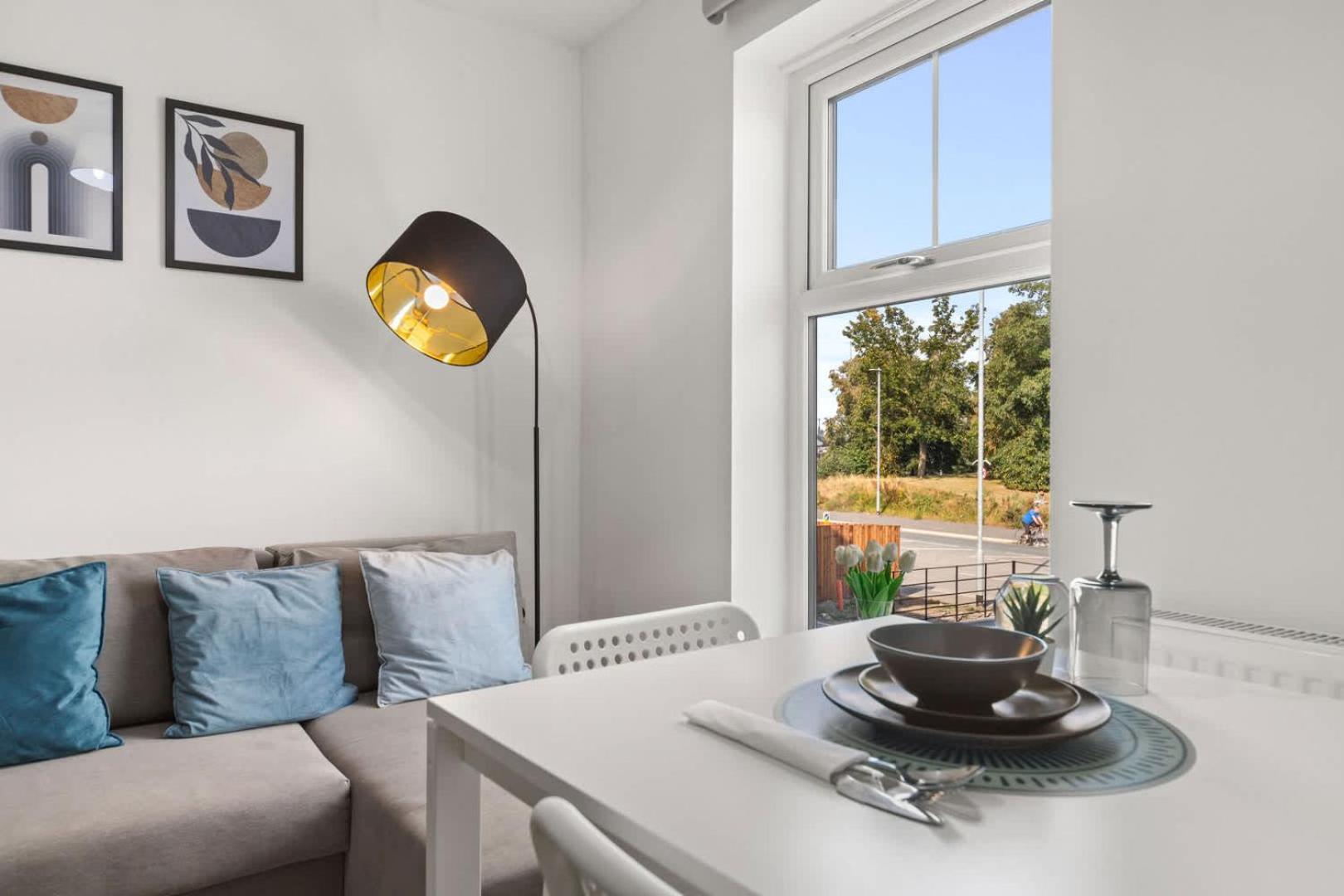 Modern 2-bed House 10-min To Centre