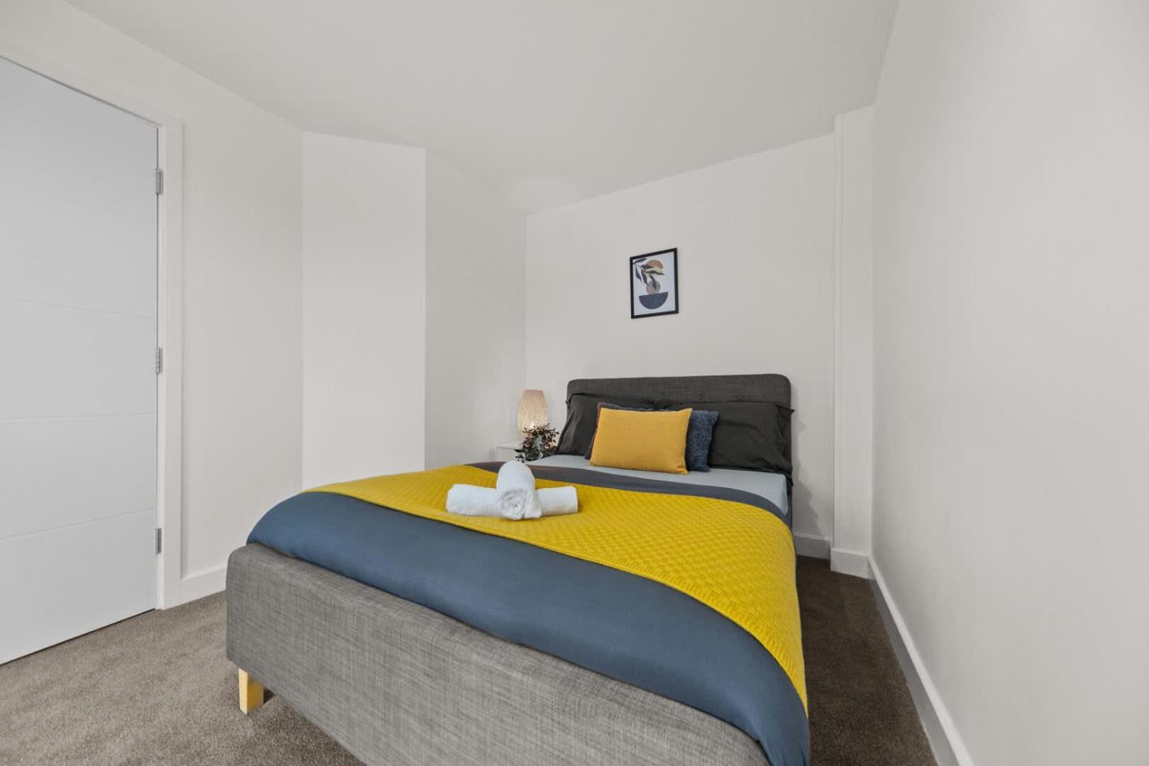 Modern 2-bed House 10-min To Centre