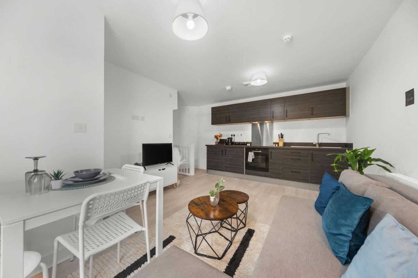 Modern 2-bed House 10-min To Centre