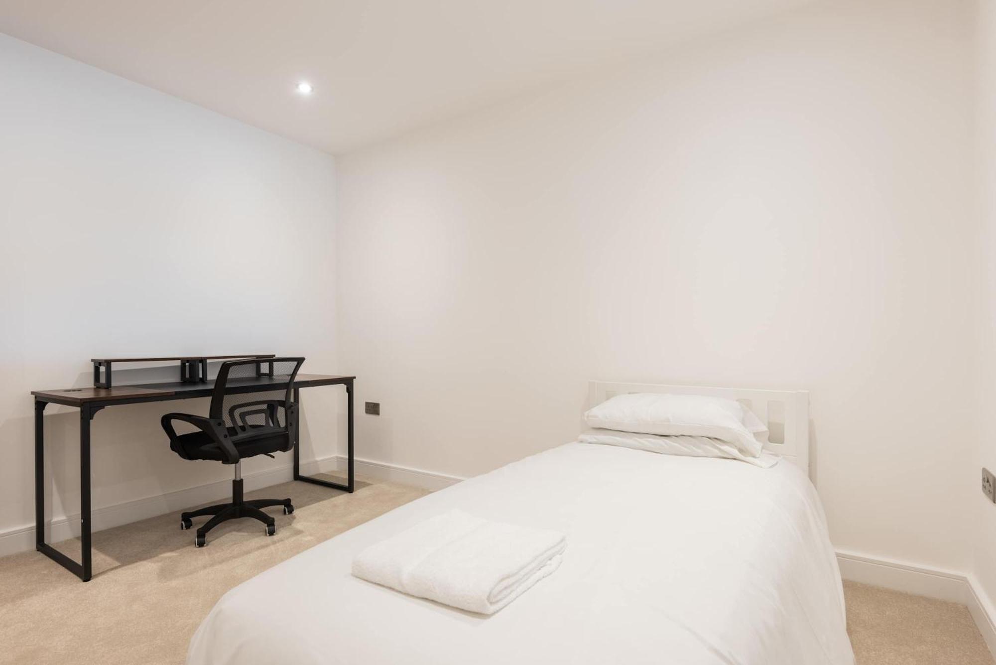 Modern 2 Bedroom With Balcony In Leeds (West Yorkshire)