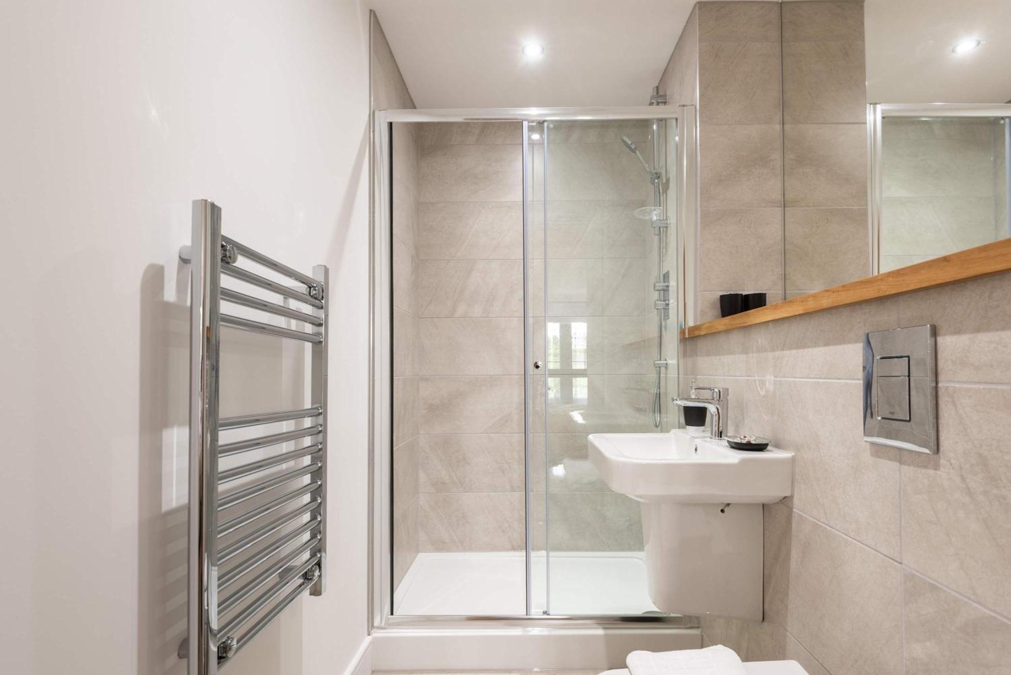 Modern 2 Bedroom With Balcony In *