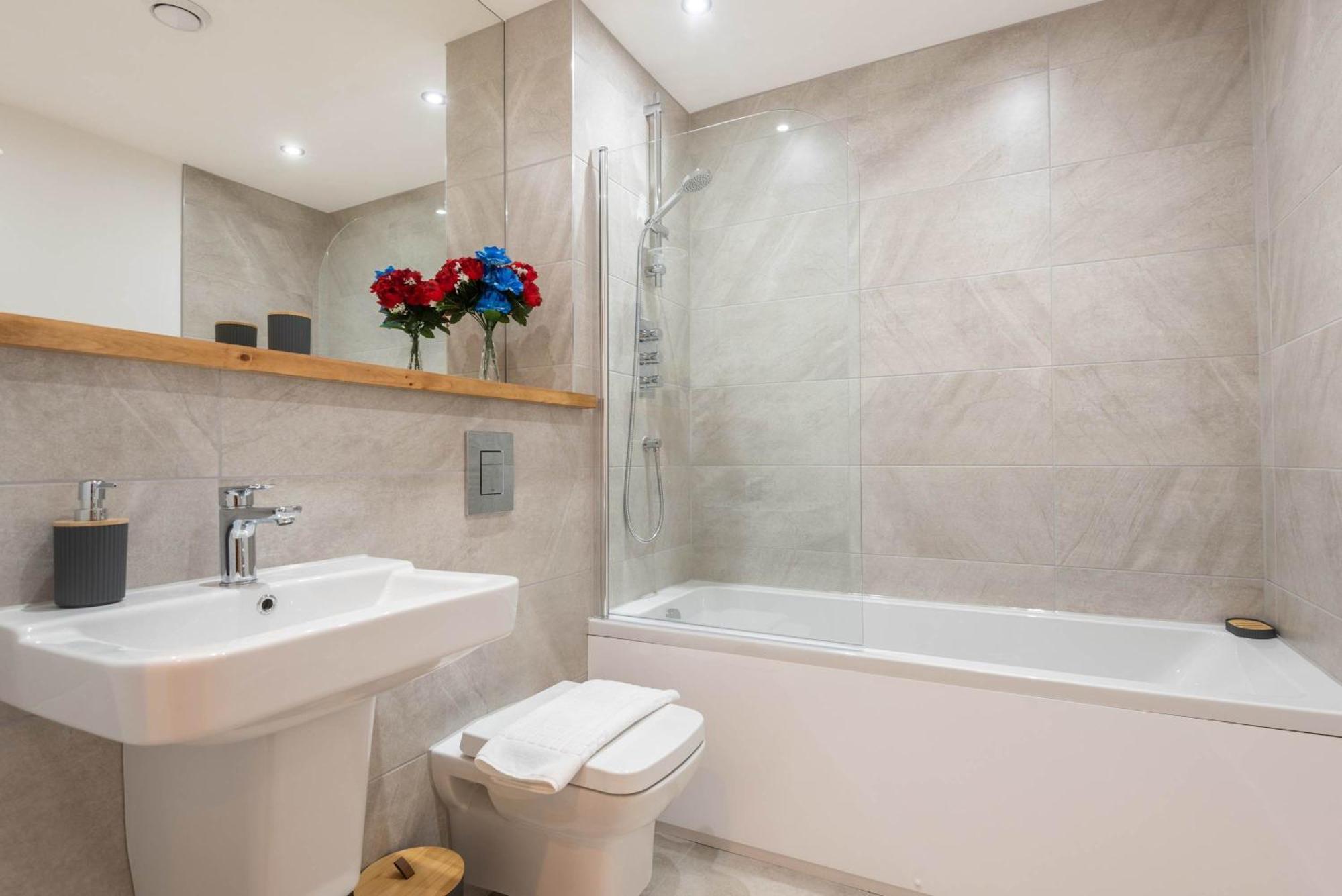 Apartment Modern 2 Bedroom With Balcony In