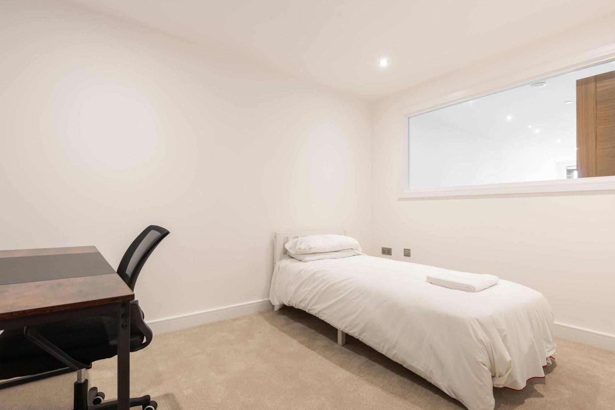 Modern 2 Bedroom With Balcony In