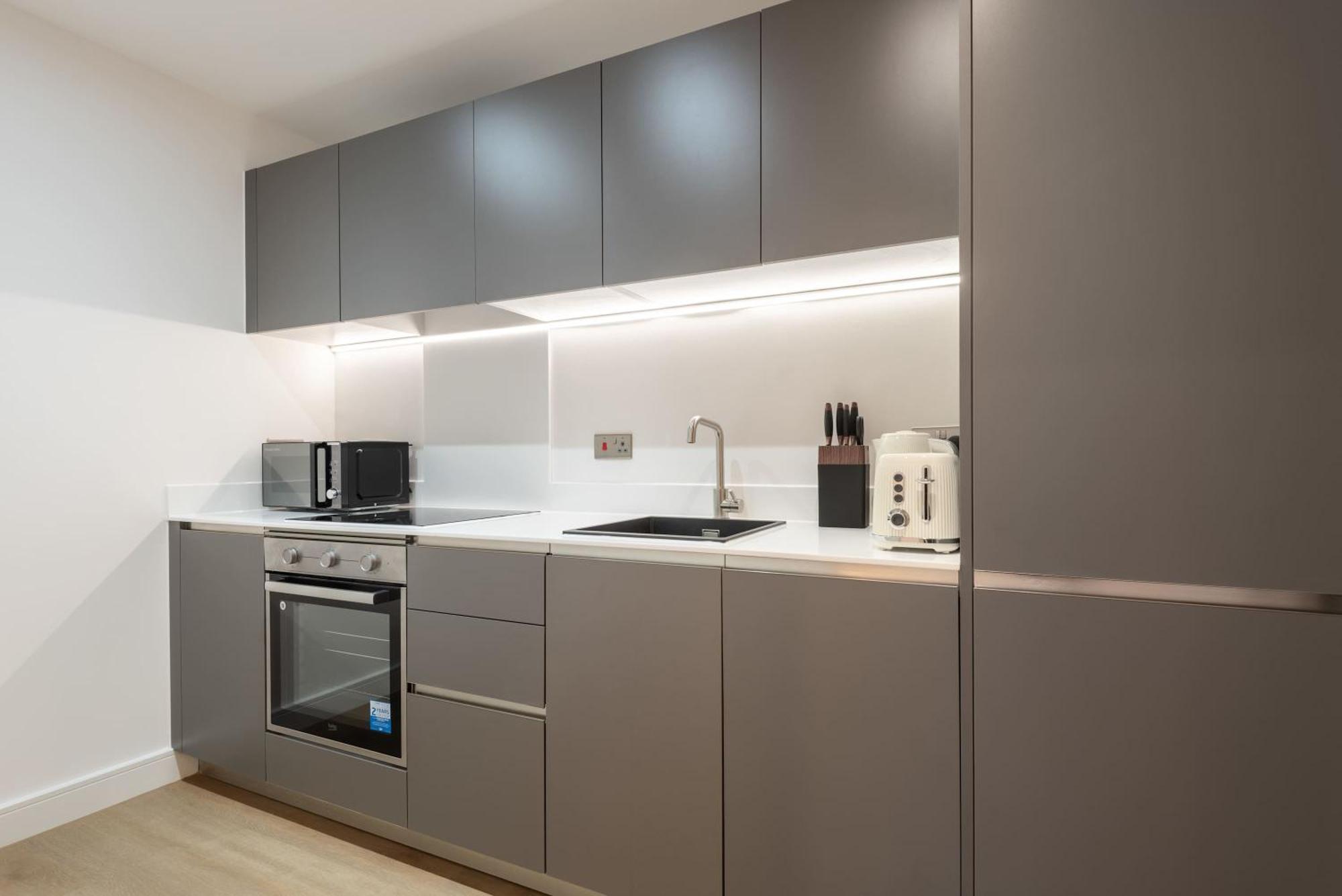 Apartment Modern 2 Bedroom With Balcony In