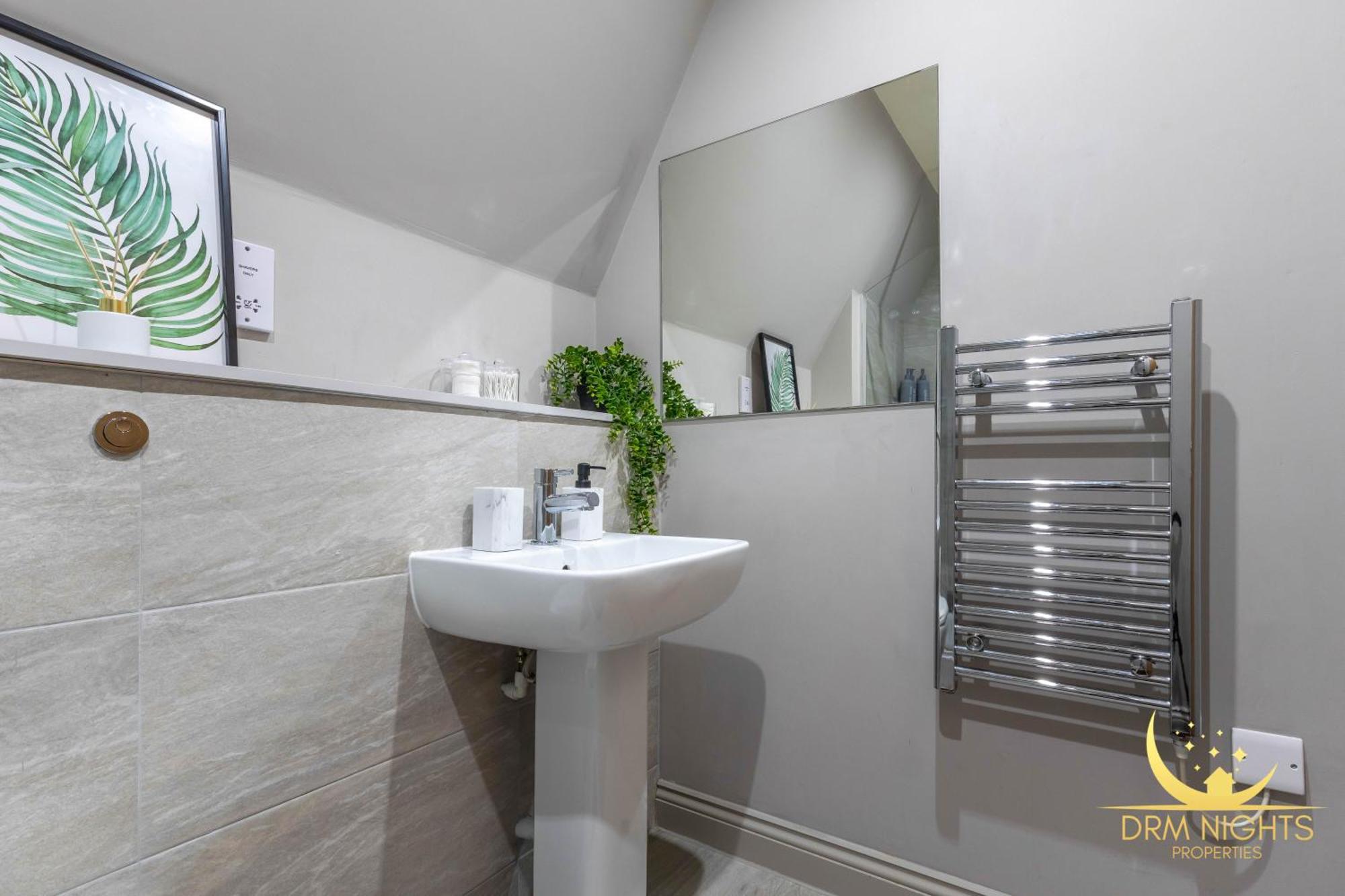 Luxury I Long I Accommodate 4 Guest Apartment *
