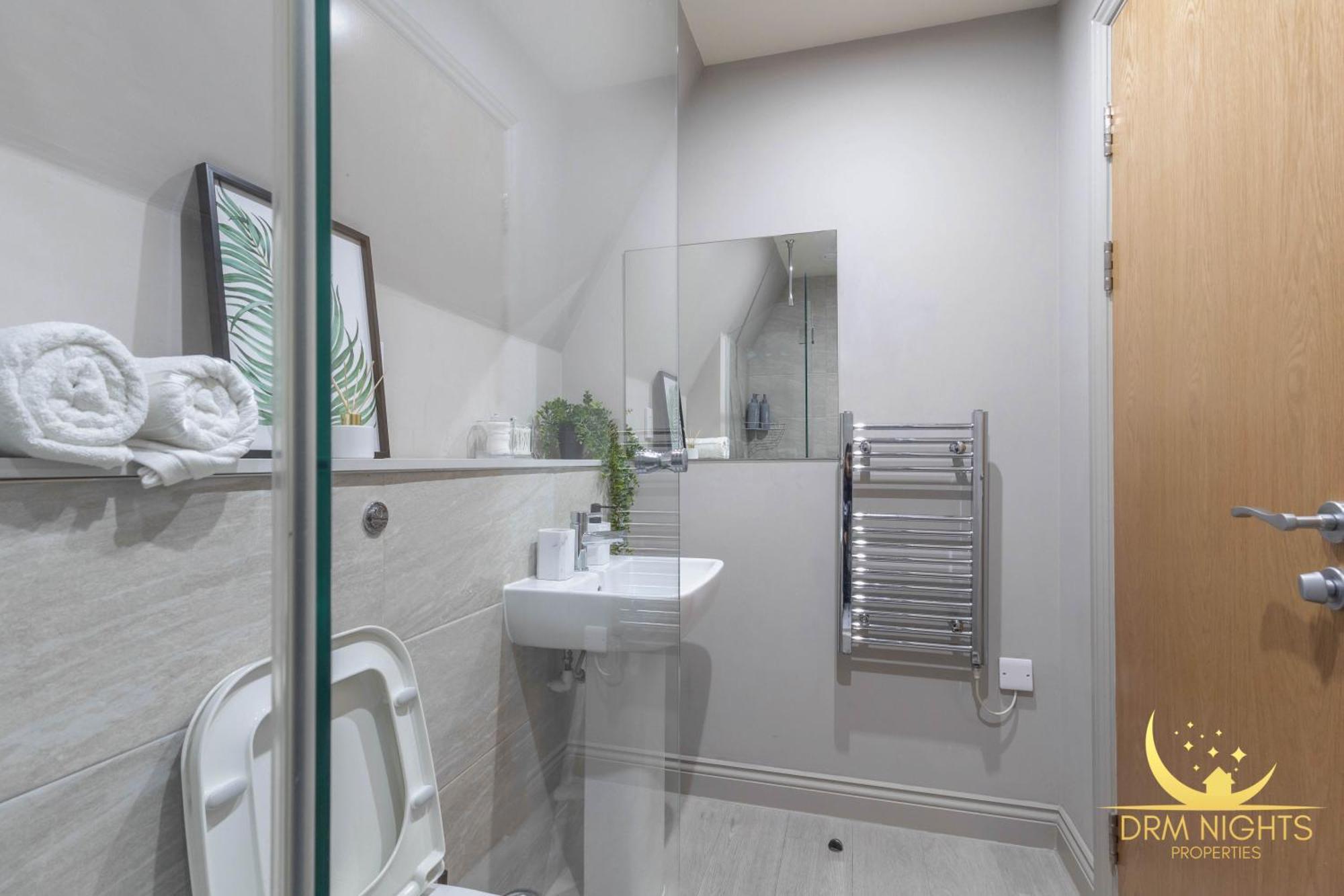 Luxury I Long I Accommodate 4 Guest Apartment