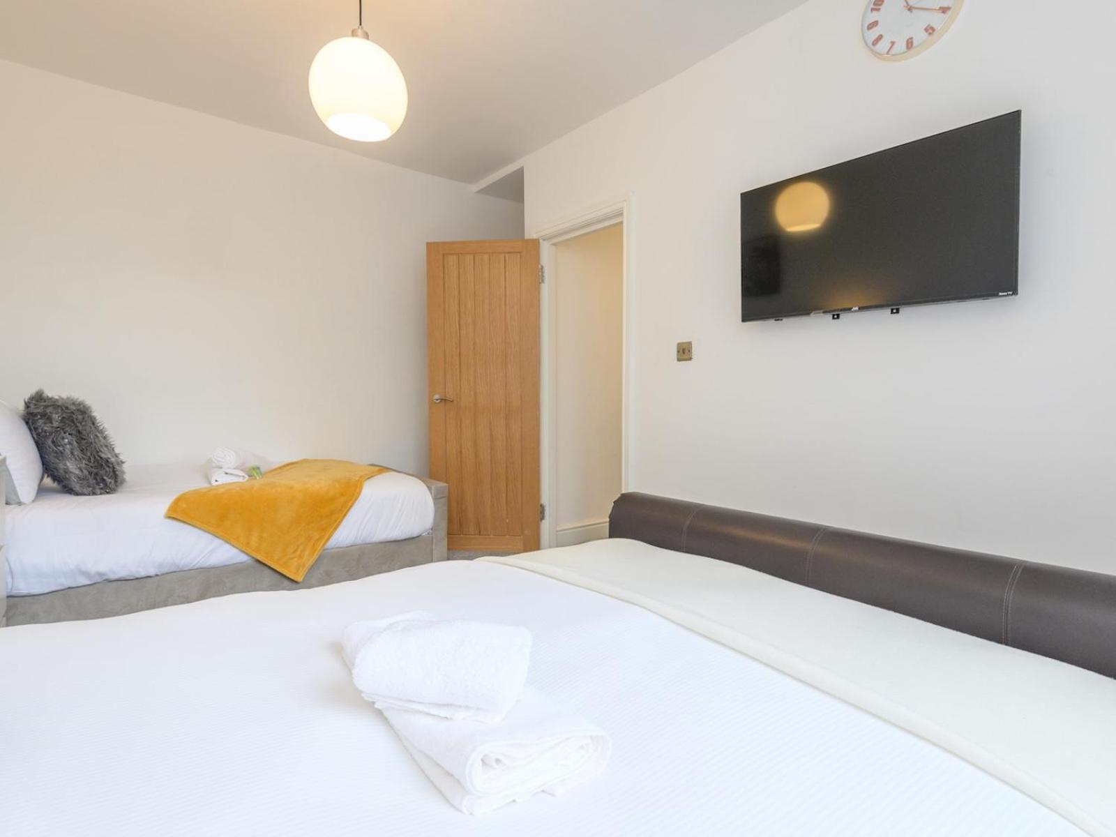 Large Homely Retreat In Pass The Keys * Leeds (West Yorkshire)