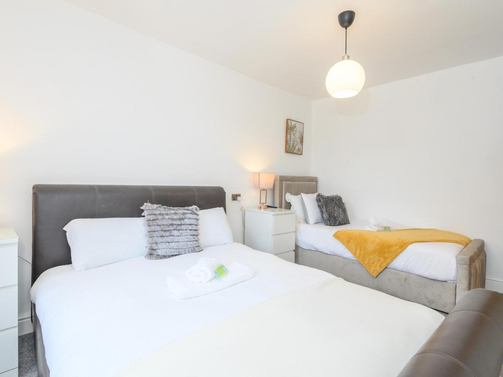 Large Homely Retreat In Pass The Keys Holiday home Leeds (West Yorkshire)