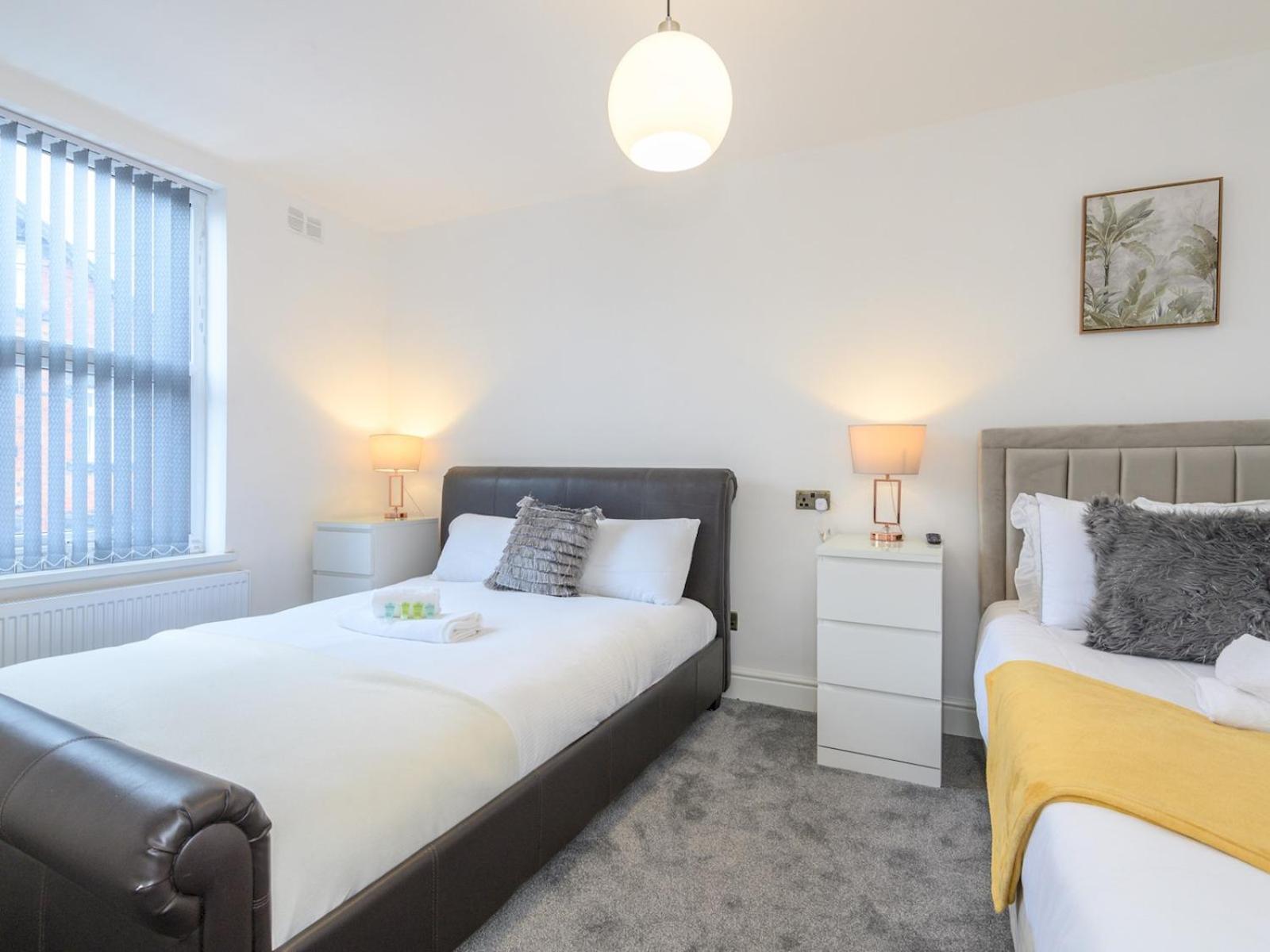 Large Homely Retreat In Pass The Keys *