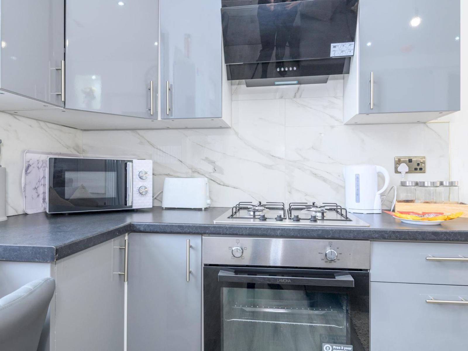 Large Homely Retreat In Pass The Keys * Leeds (West Yorkshire)