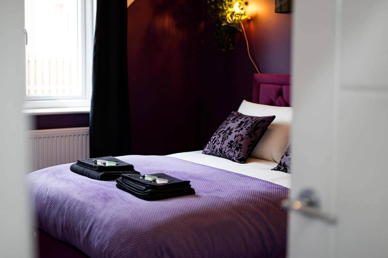 Alt-stay Leeds, M621 Junction 1 - Free Parking & Fast Wi-fi - Pool Table - Master En-suite - Ideal For Contractors & Long *