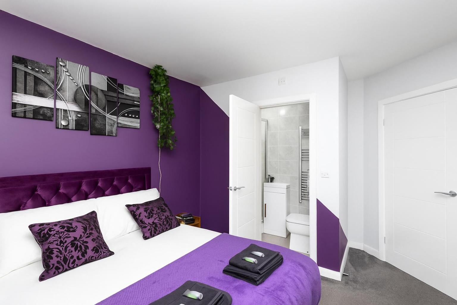 Alt-stay Leeds, M621 Junction 1 - Free Parking & Fast Wi-fi - Pool Table - Master En-suite - Ideal For Contractors & Long Holiday home