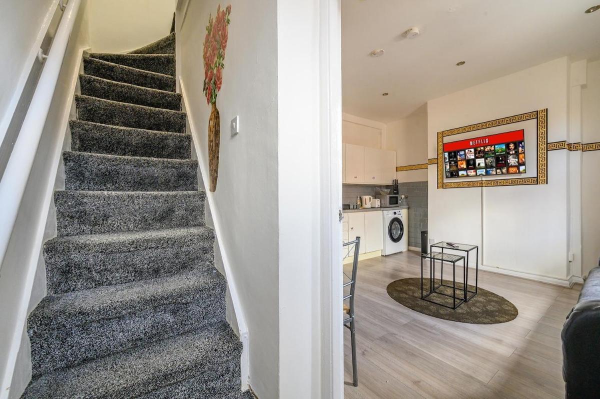A23s For Your Relaxed & Cosy With Free Parking And Wifi Holiday home Leeds (West Yorkshire)