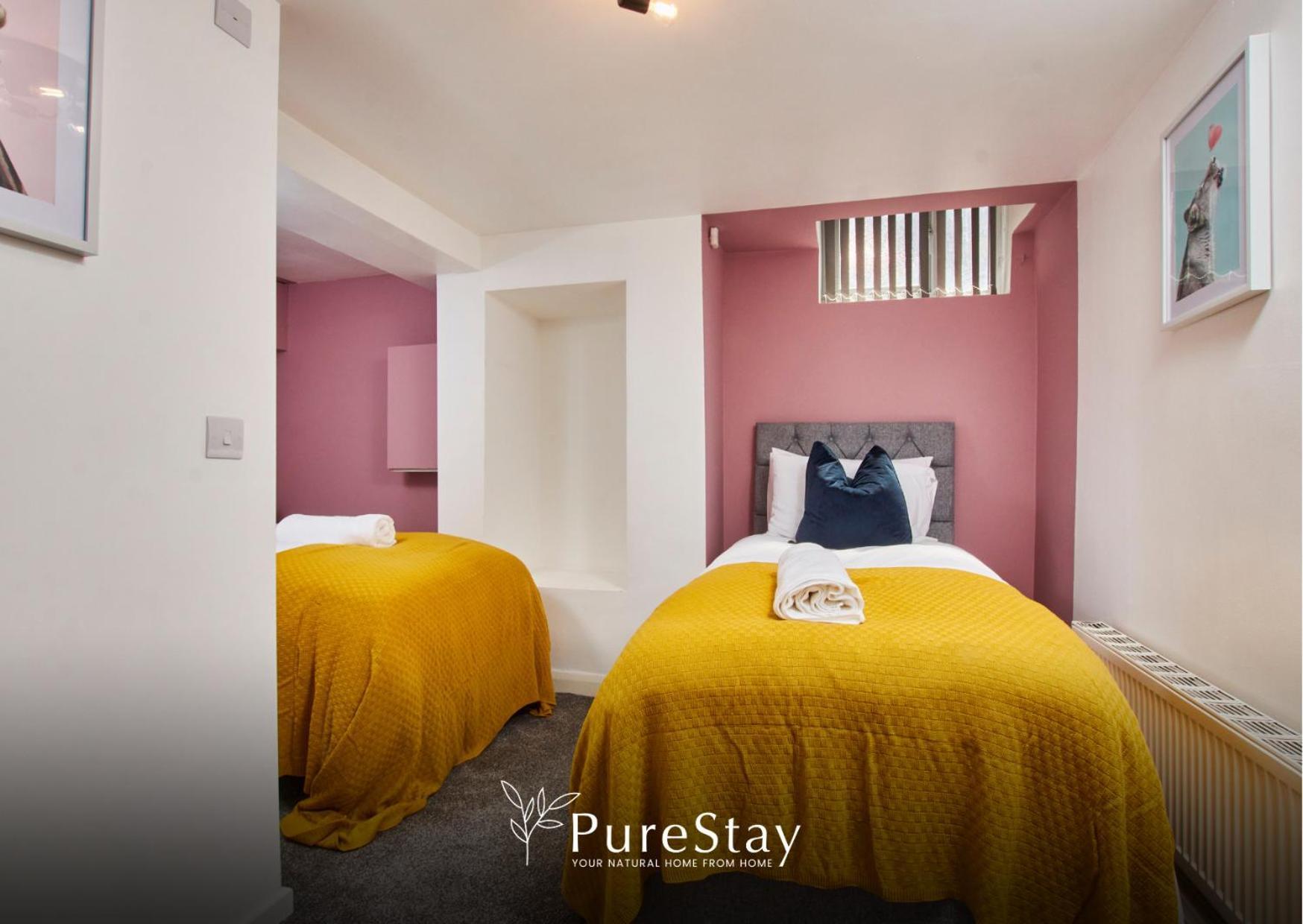 Perfect Contractor House In With 6 Beds By Purestay- 14 Night Min! Holiday home Leeds (West Yorkshire)