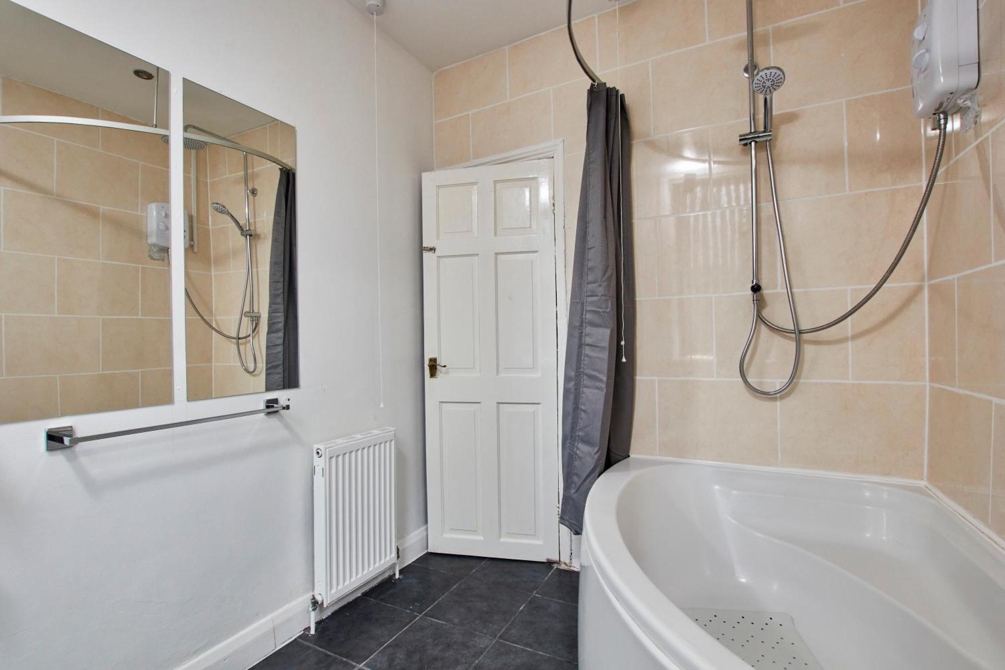 Perfect Contractor House In With 6 Beds By Purestay- 14 Night Min! Holiday home Leeds (West Yorkshire)