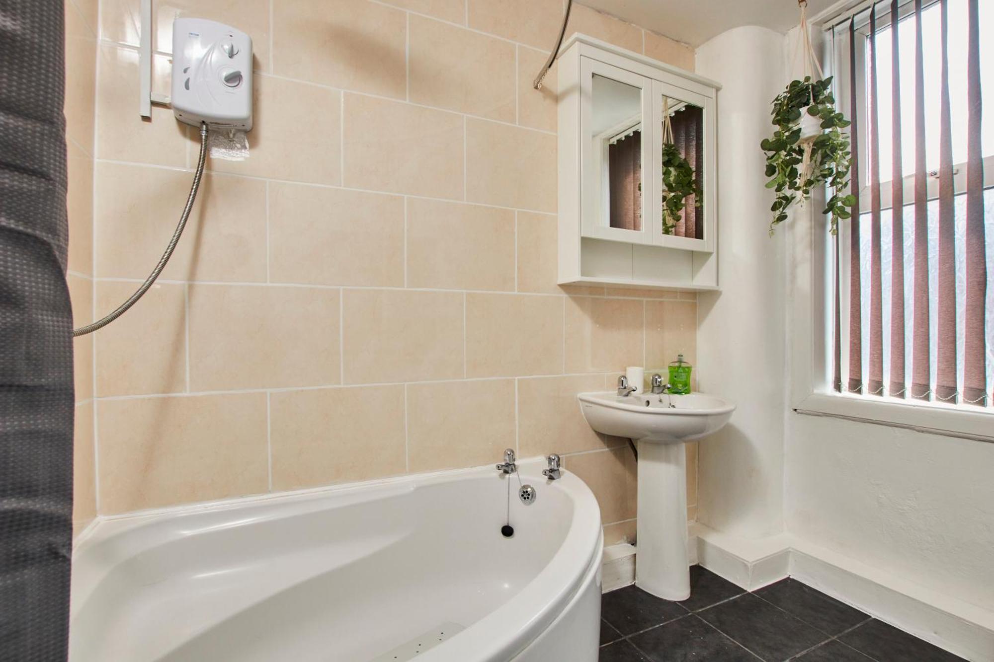 Perfect Contractor House In With 6 Beds By Purestay- 14 Night Min! Holiday home *