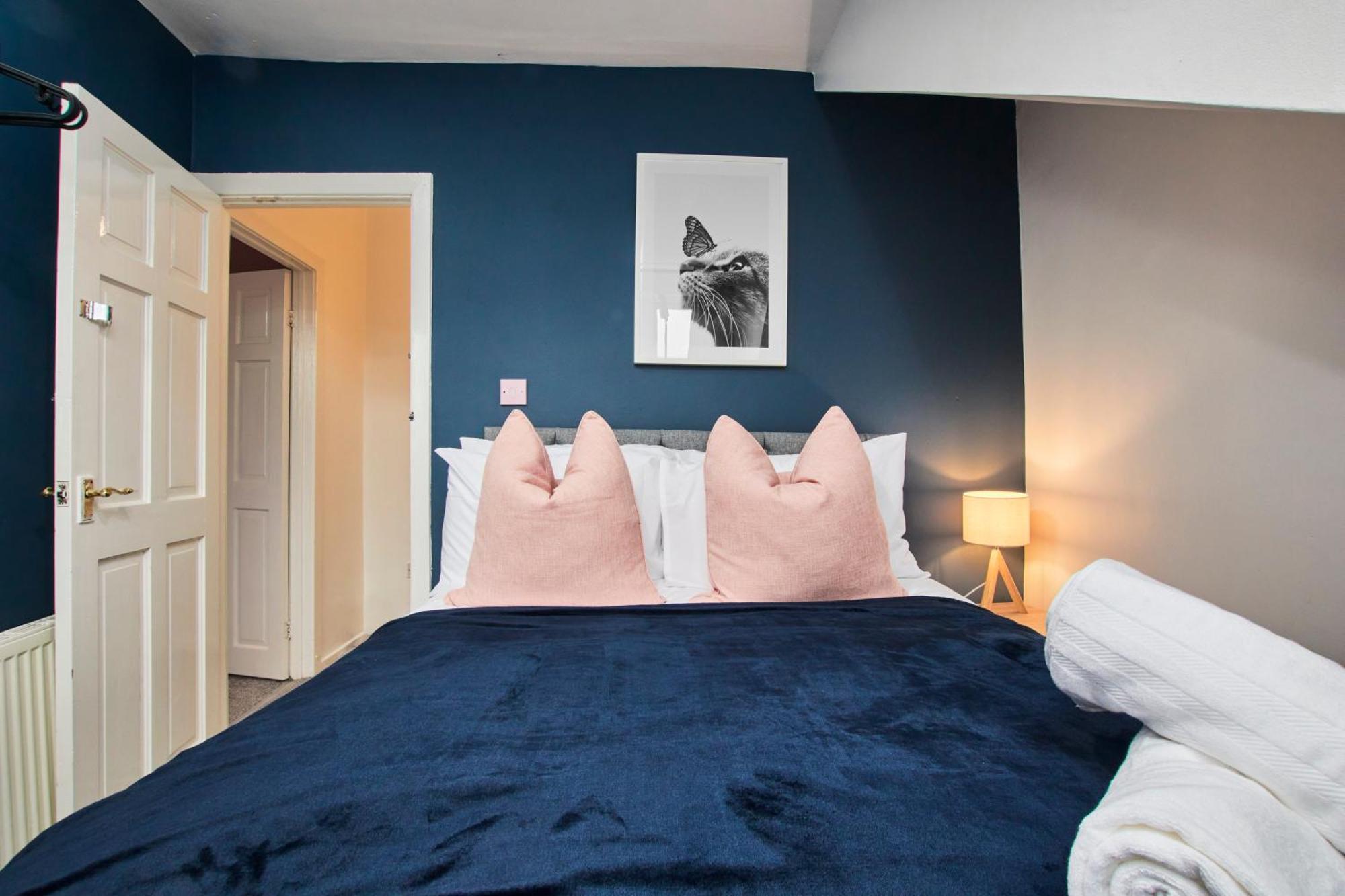 Perfect Contractor House In With 6 Beds By Purestay- 14 Night Min! Holiday home