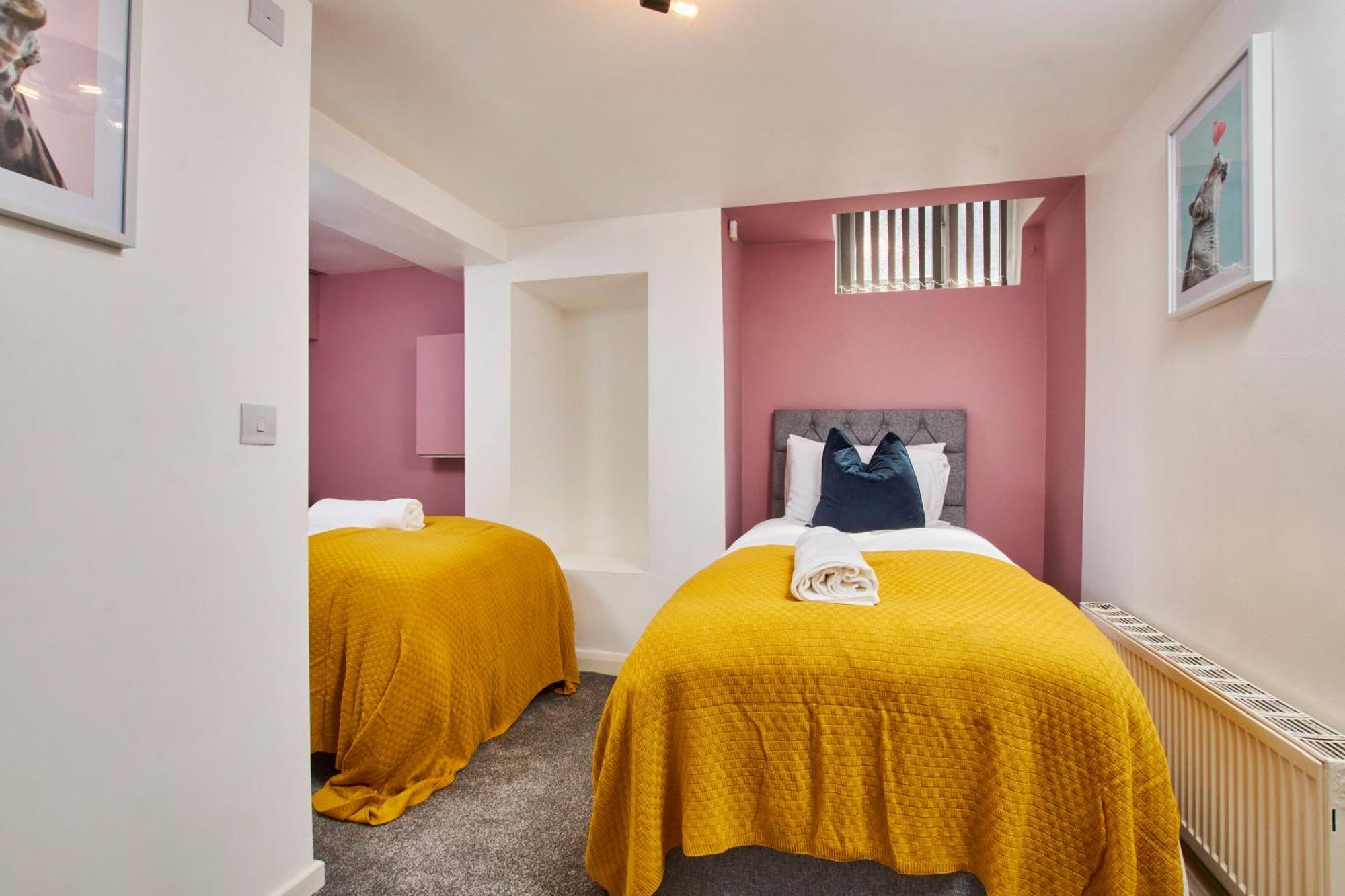 Perfect Contractor House In With 6 Beds By Purestay- 14 Night Min! Holiday home *