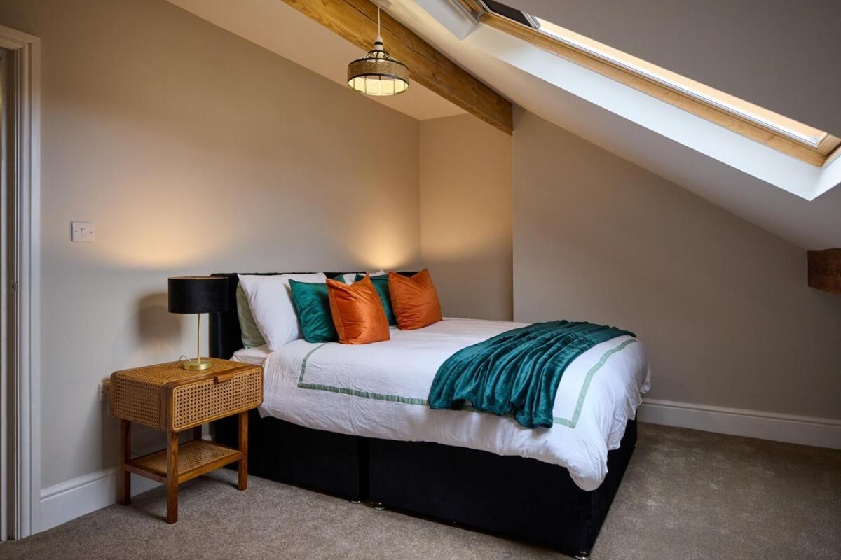 Luxe Home, Long Savings, Central, Parking Holiday home