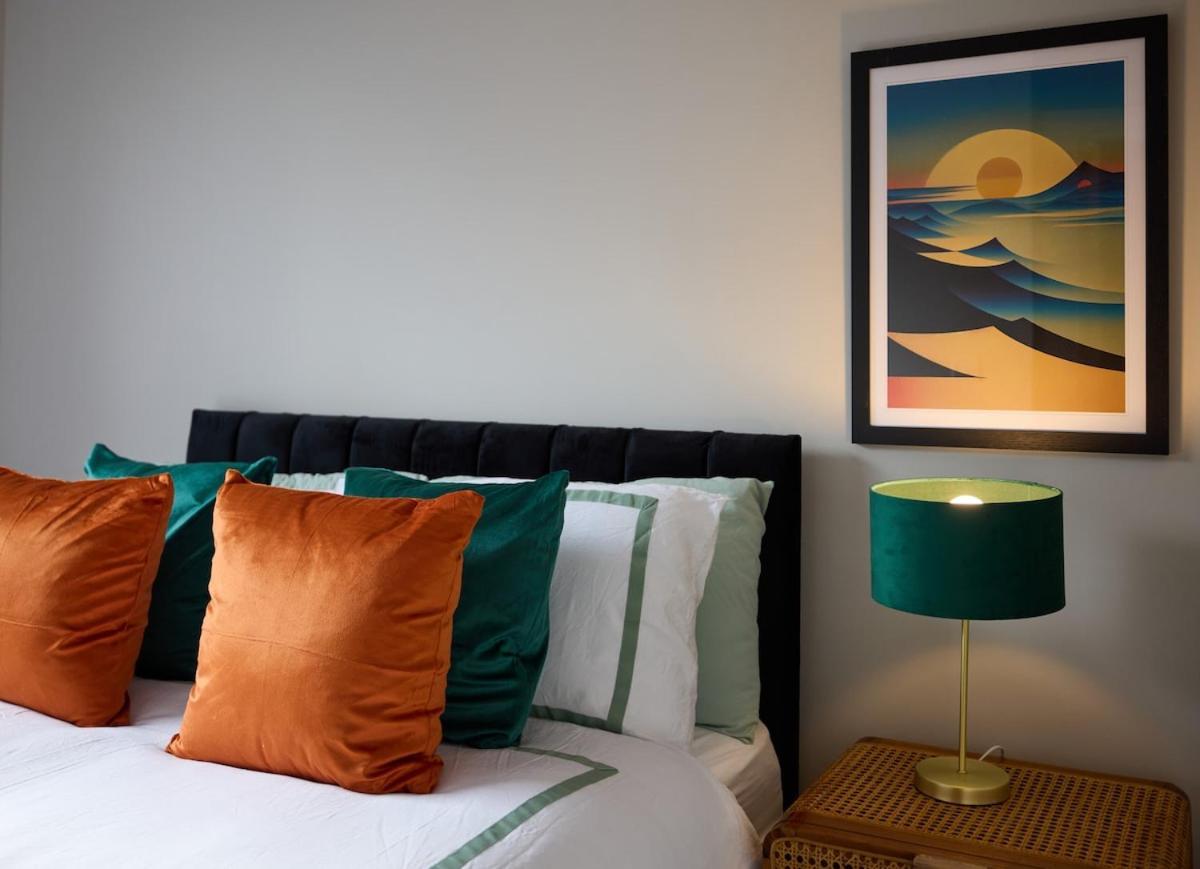 Luxe Home, Long Savings, Central, Parking Leeds (West Yorkshire)
