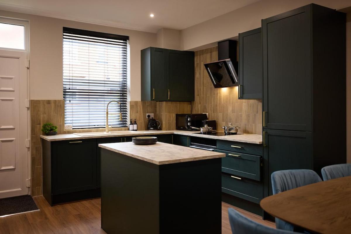 Luxe Home, Long Savings, Central, Parking Holiday home