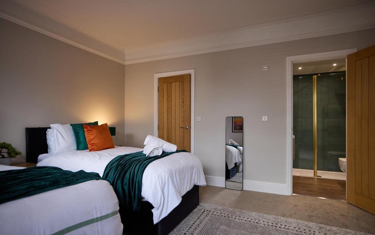 Luxe Home, Long Savings, Central, Parking Leeds (West Yorkshire)