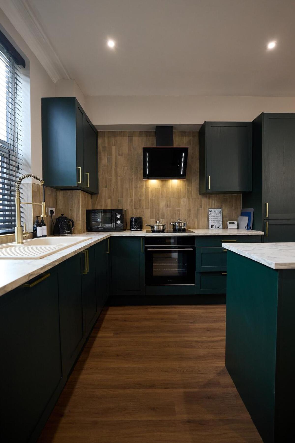Luxe Home, Long Savings, Central, Parking * Leeds (West Yorkshire)